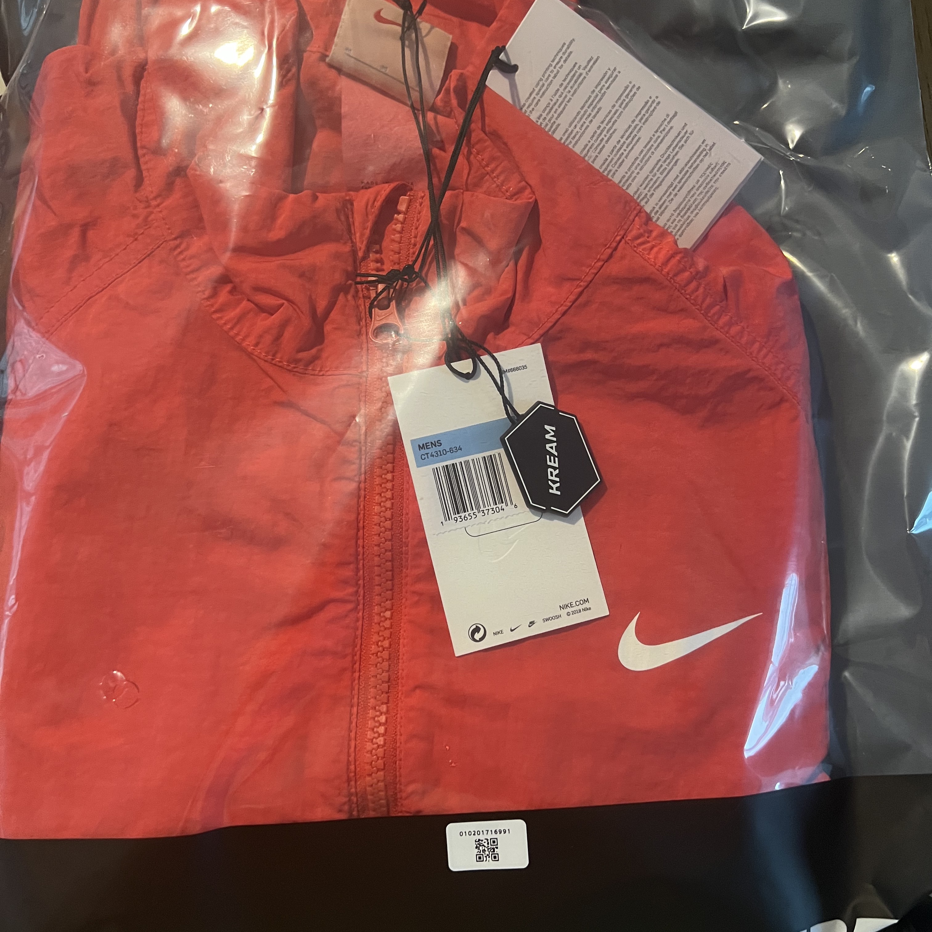 Nike x Stussy Windrunner Jacket Habanero Red 착용 스타일