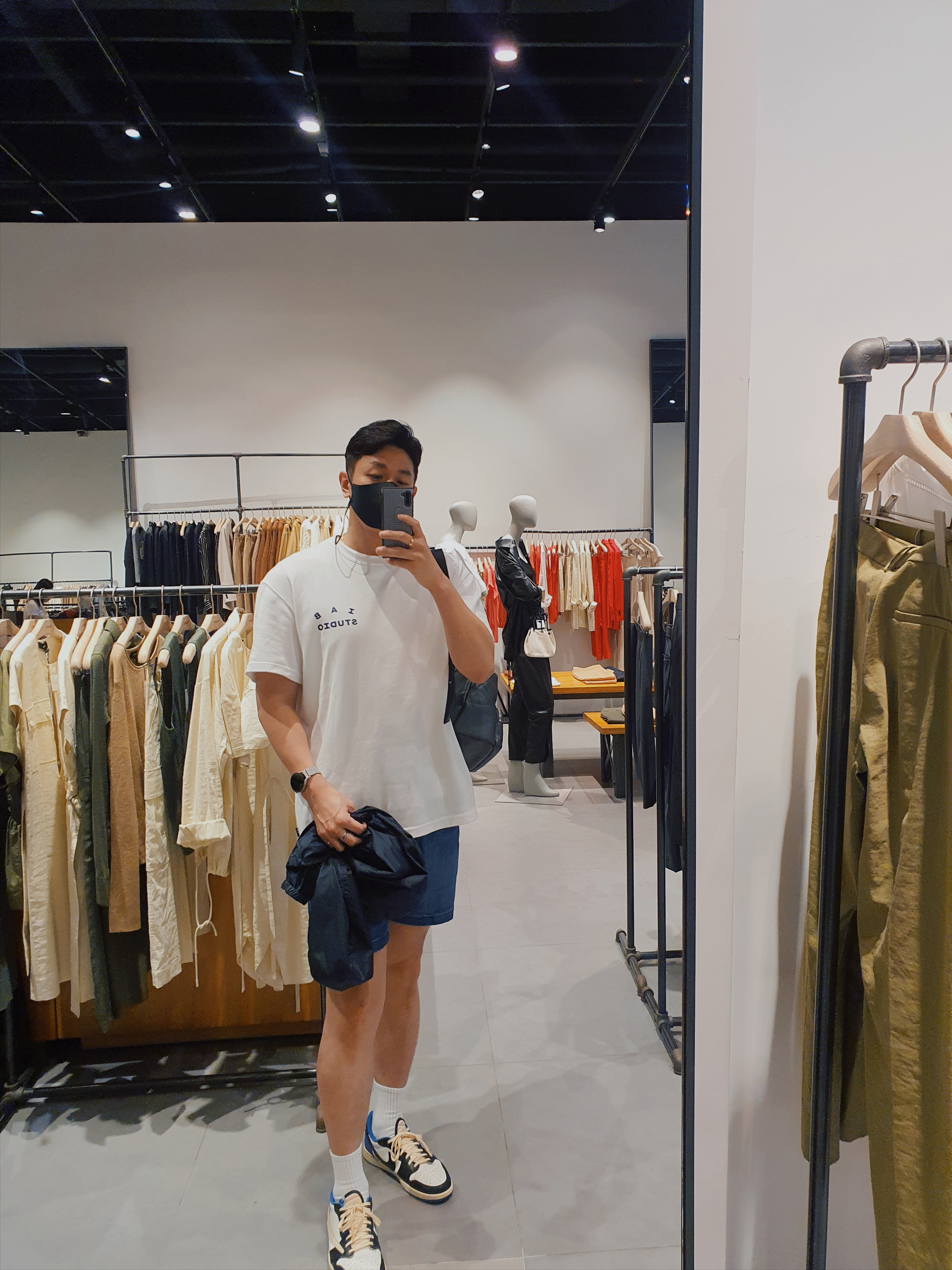 IAB Studio T-Shirt White, Jordan 1 x Travis Scott x Fragment Retro Low OG SP Military Blue 착용 스타일 - 2