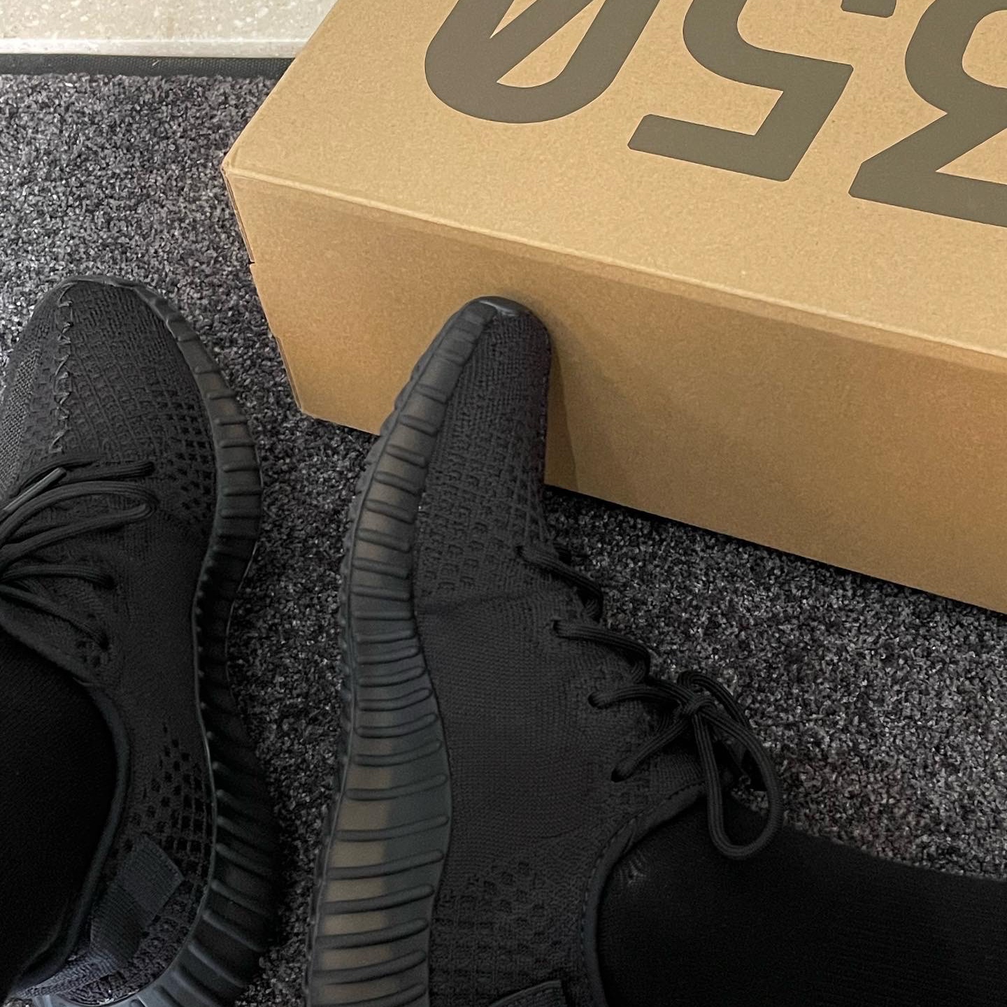 Adidas Yeezy Boost 350 V2 Onyx 착용 스타일 - 1