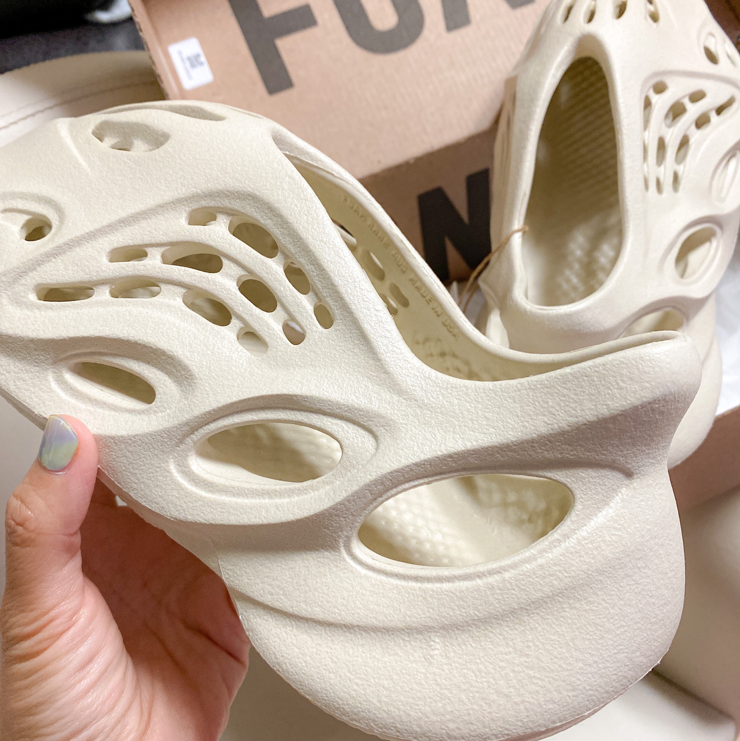 Adidas Yeezy Foam RNNR Sand 착용 스타일 - 4