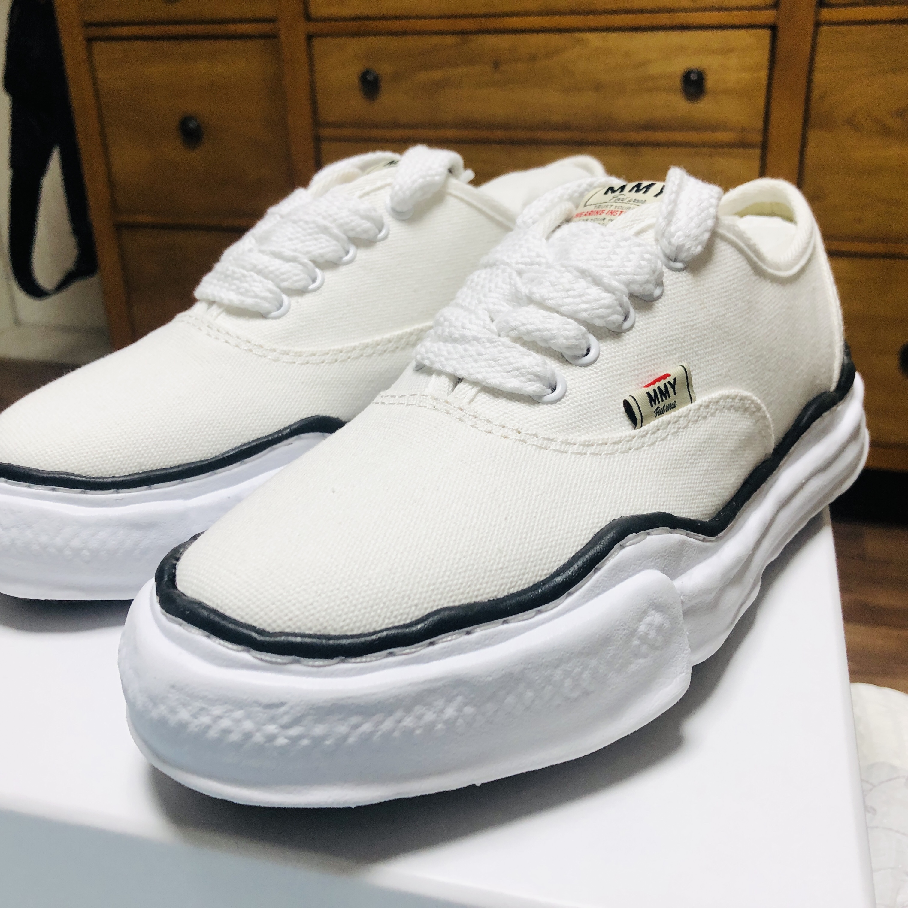 Maison Mihara Yasuhiro Baker OG Sole Canvas Low Cut Sneakers White 착용 스타일 - 1
