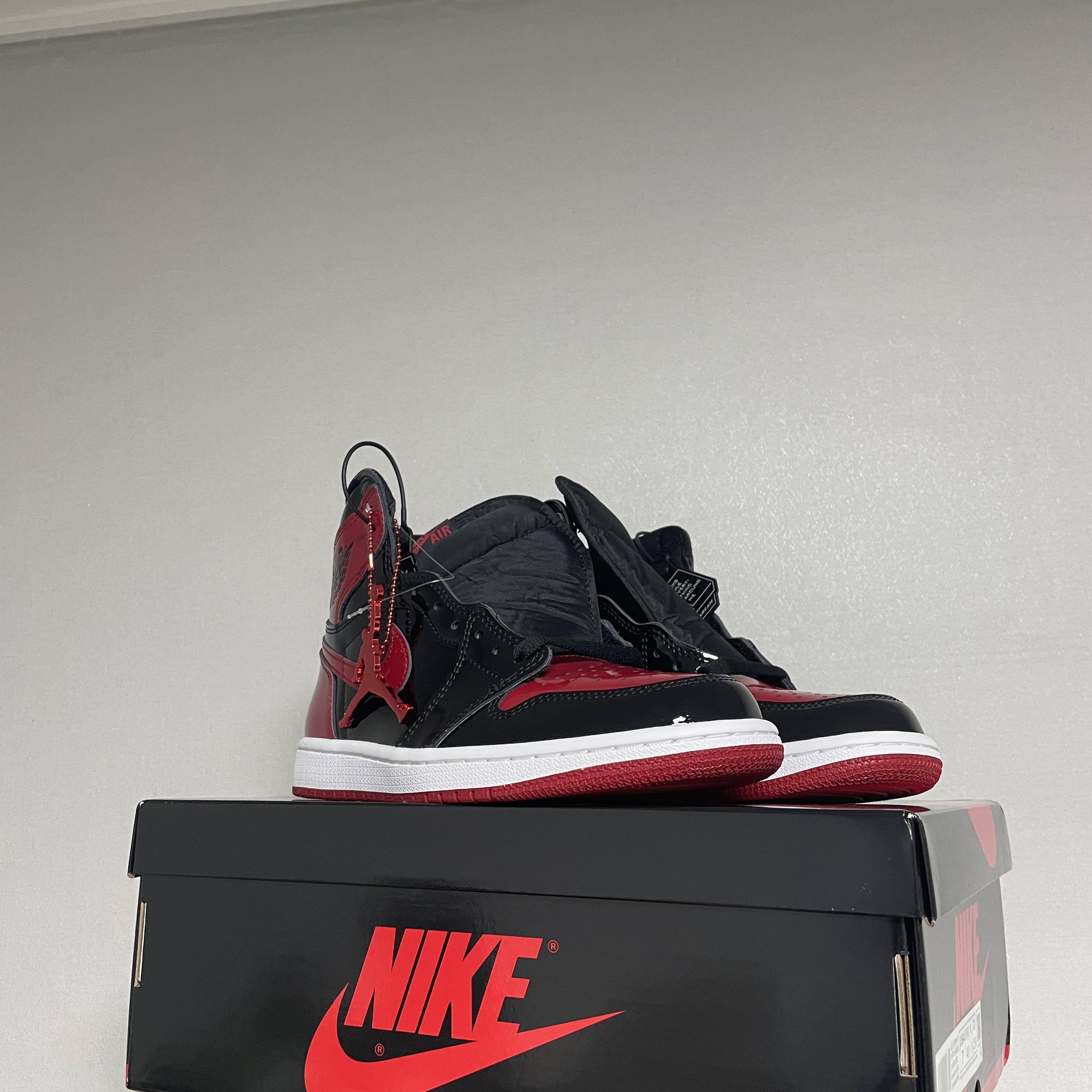 Jordan 1 Retro High OG Patent Bred 착용 스타일 - 1