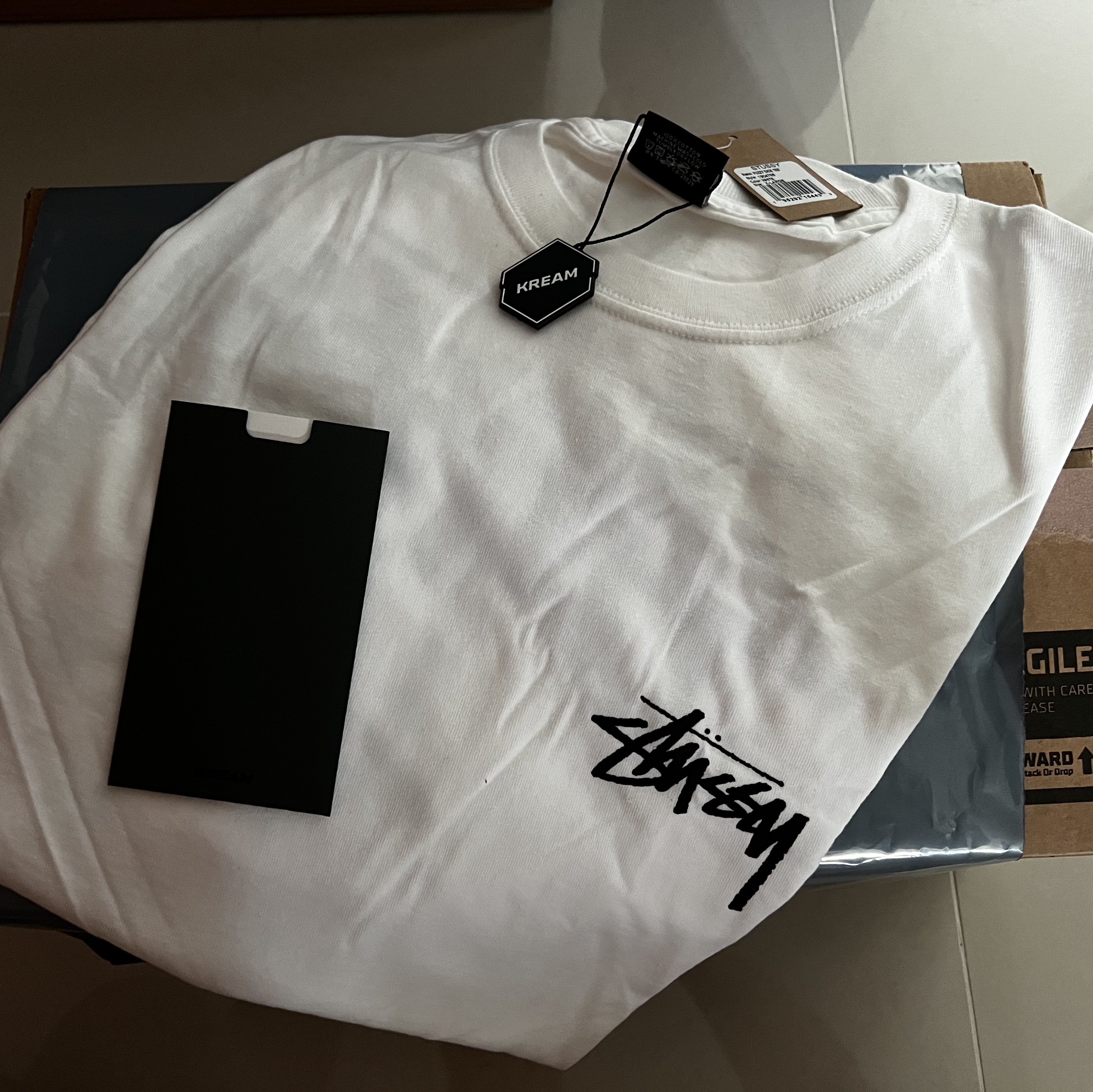 Stussy Fuzzy Dice T-Shirt White 착용 스타일 - 2