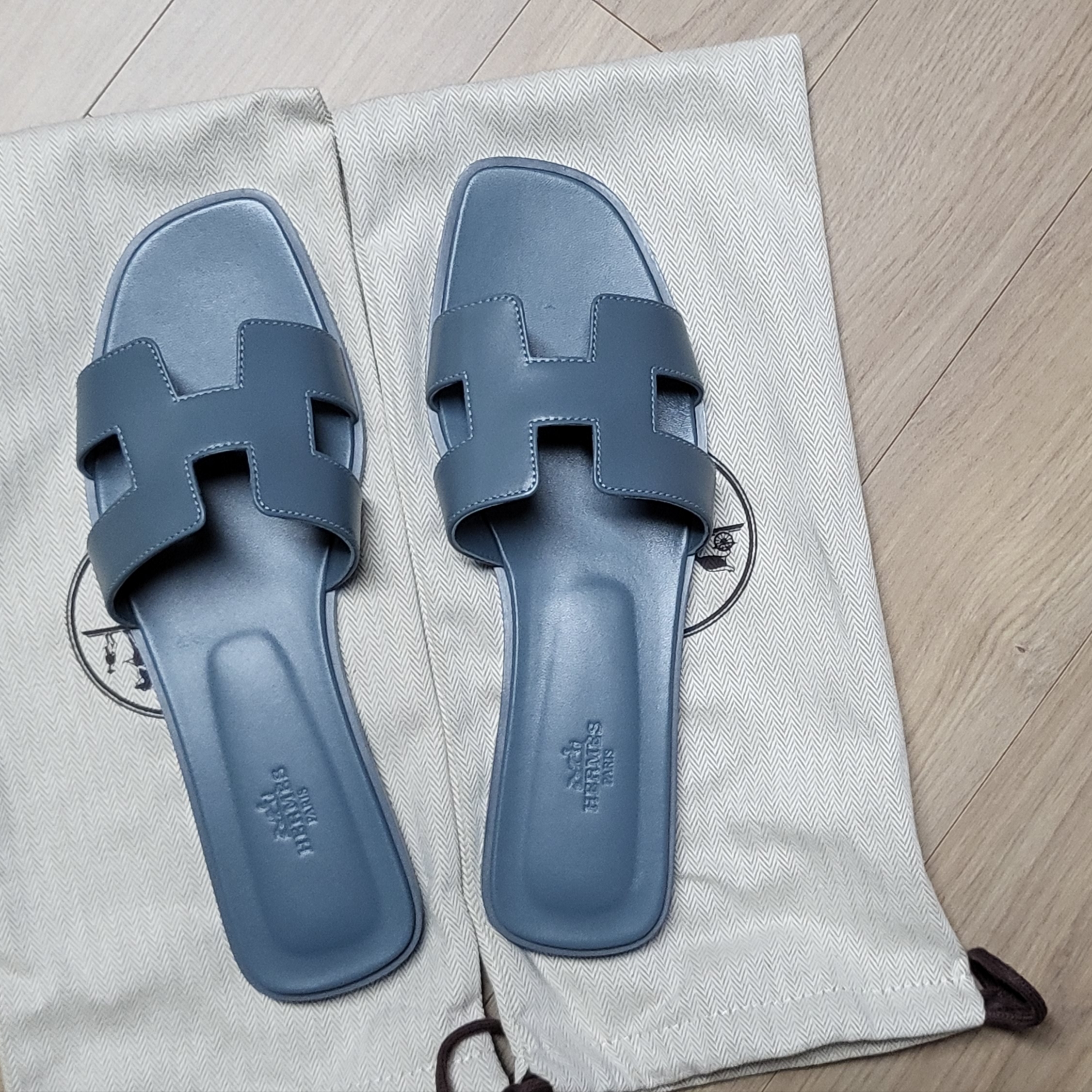 (W) Hermes Oran Sandal Calfskin & Bleu Pinede 착용 스타일