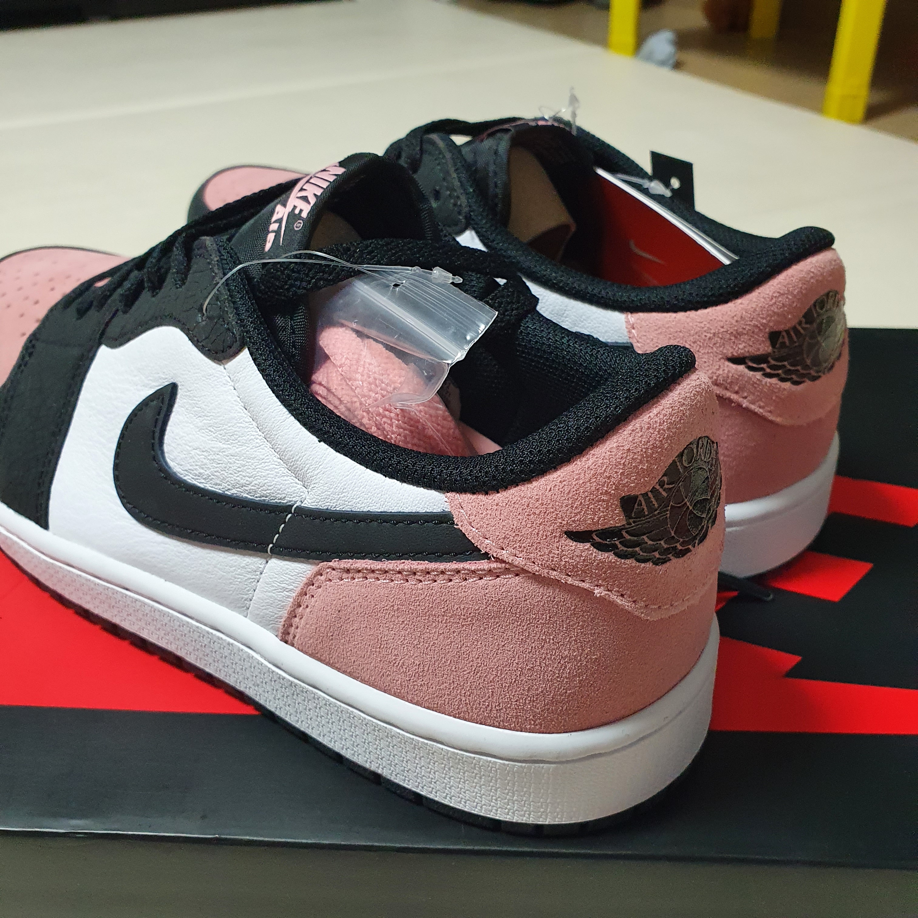 Jordan 1 Retro Low OG Bleached Coral 착용 스타일 - 1