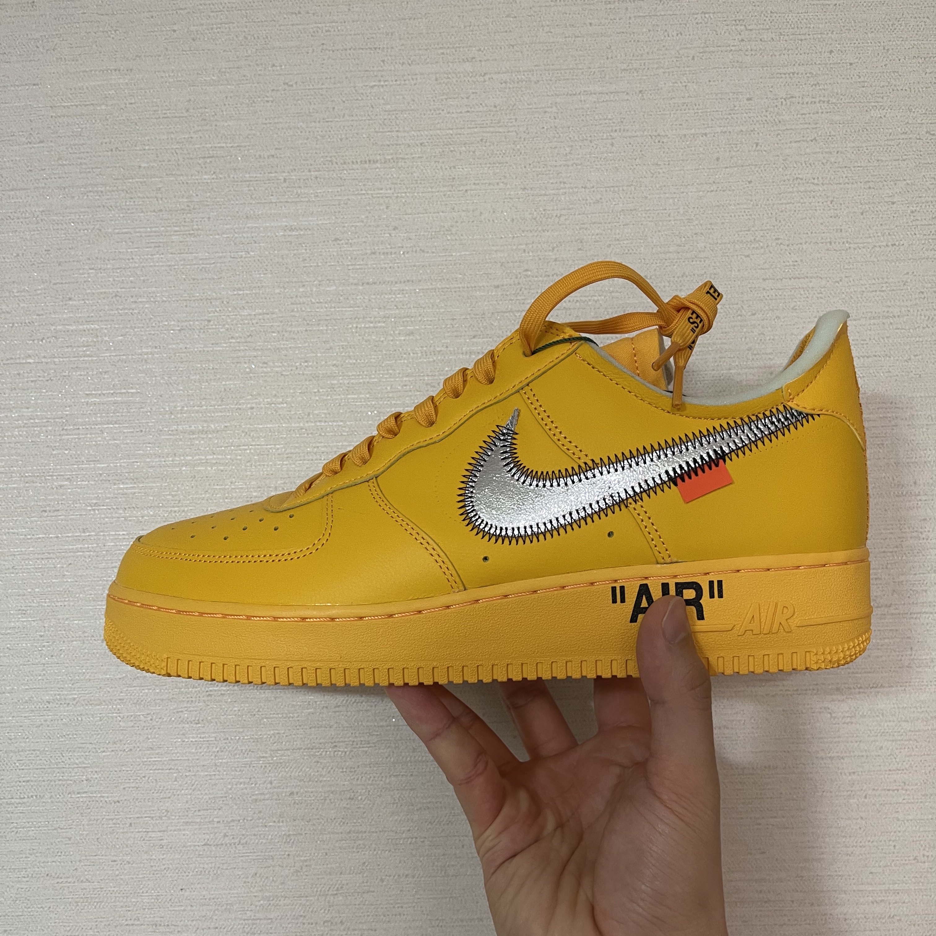 Nike x Off-White Air Force 1 '07 University Gold 착용 스타일