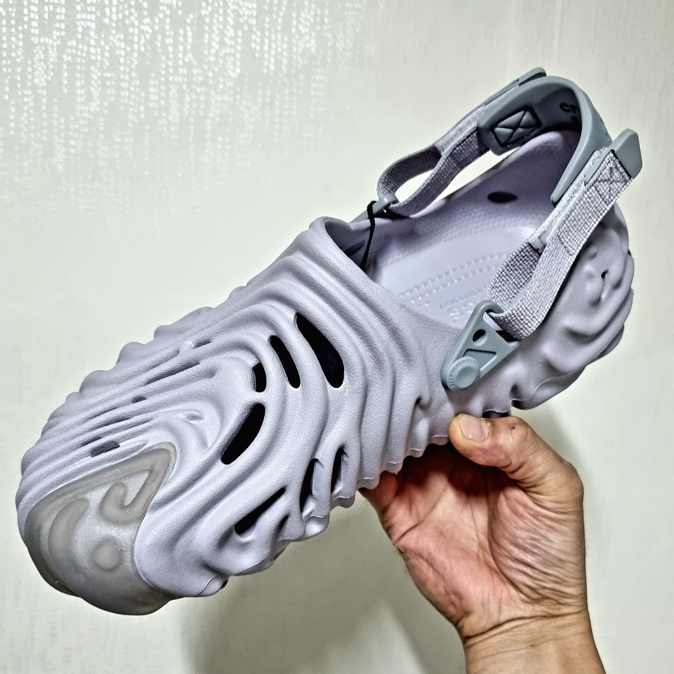 Crocs x Salehe Bembury Pollex Clog Urchin 착용 스타일 - 3