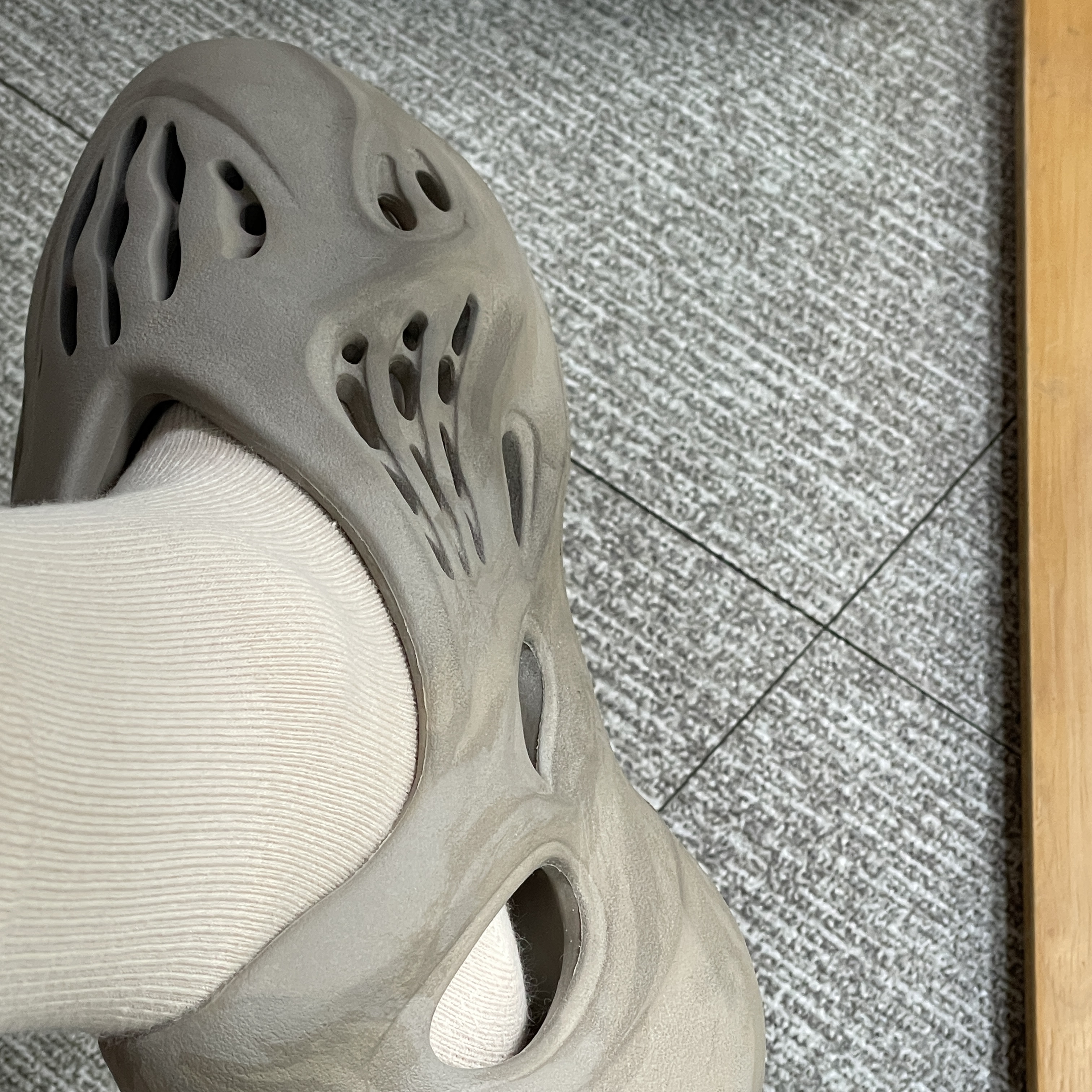 Adidas Yeezy Foam RNNR Stone Sage 착용 스타일