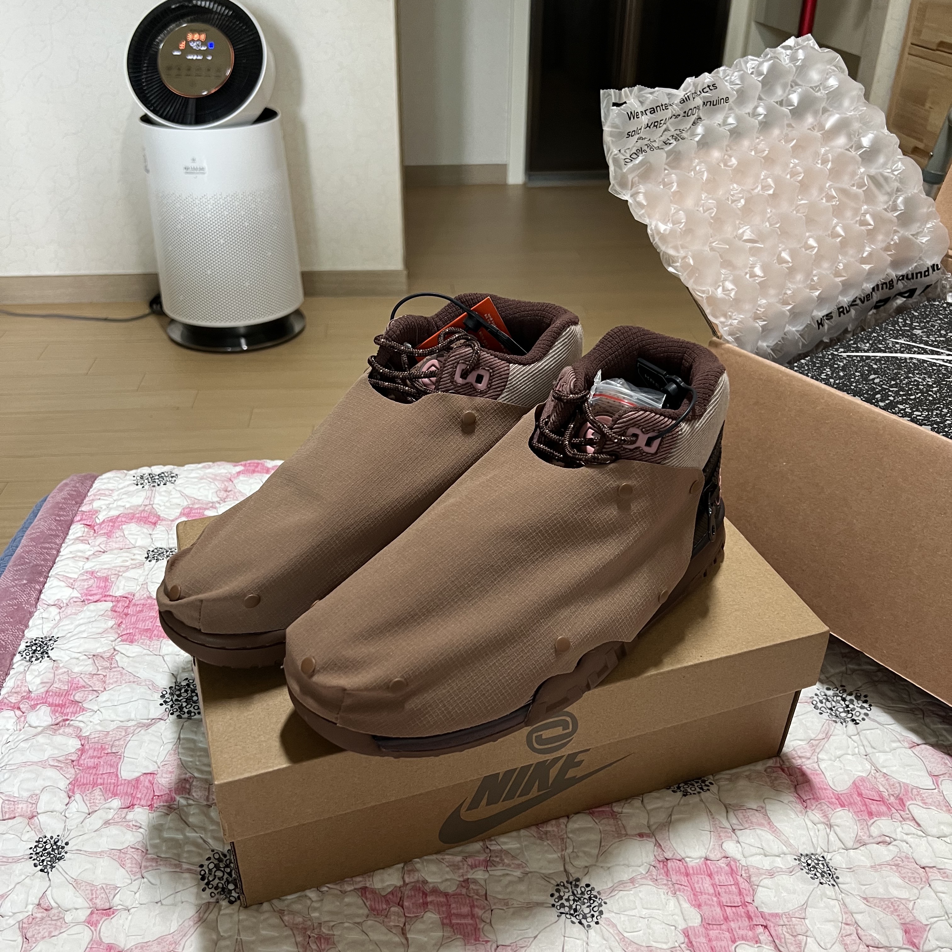 Nike x Travis Scott Air Trainer 1 Archaeo Brown and Rust Pink 착용 스타일