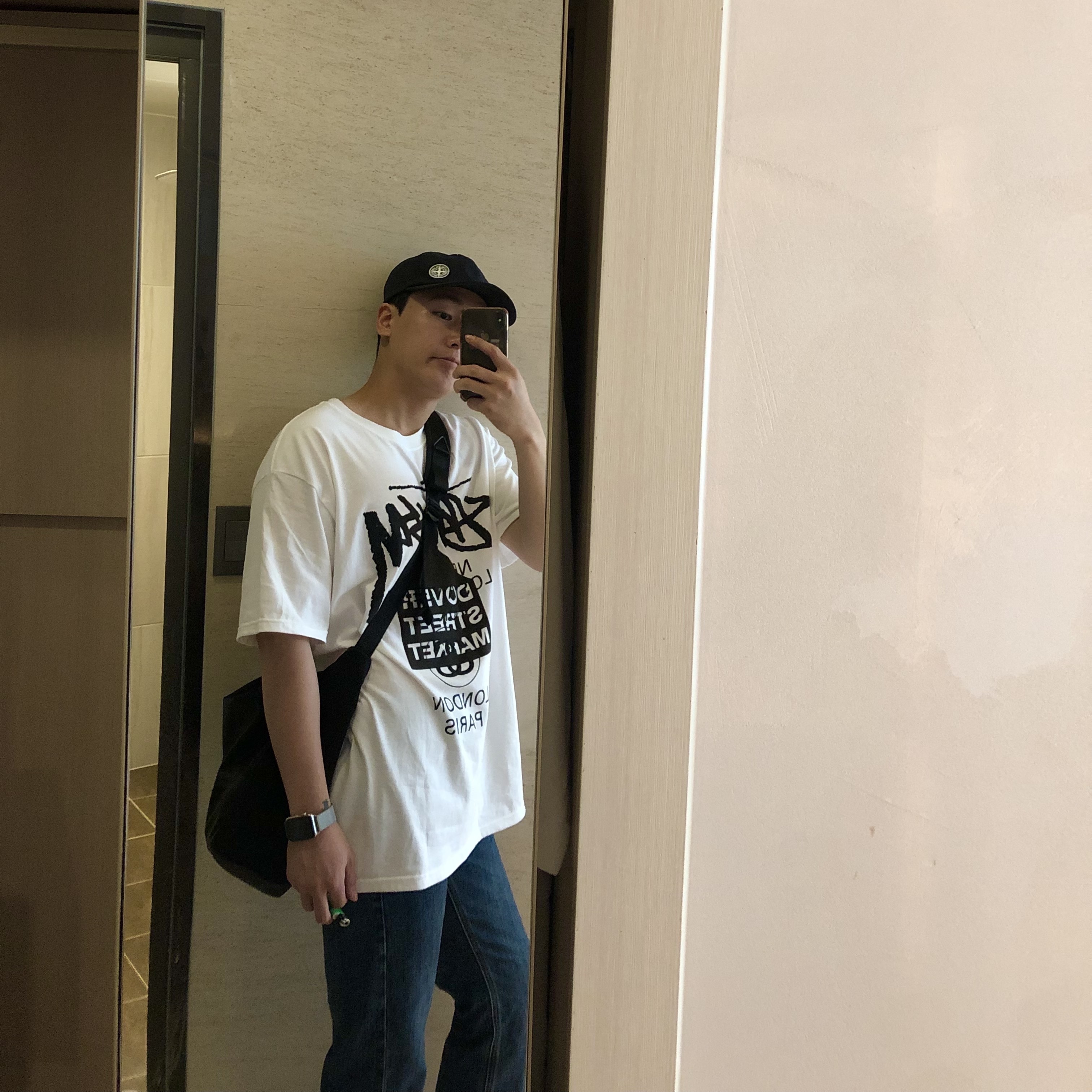 Stussy DSM World Tour T-Shirt White 착용 스타일 - 1