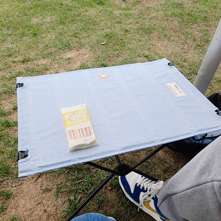 Helinox x Maison Kitsune Table Hard Top, Nike x Kasina Dunk Low 80's Bus 착용 스타일