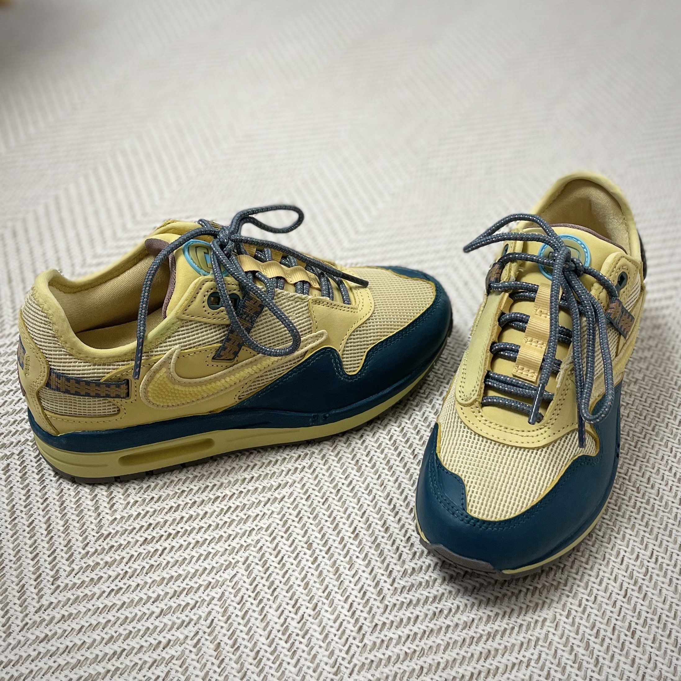Nike x Travis Scott Air Max 1 Cact.us Gold 착용 스타일 - 1