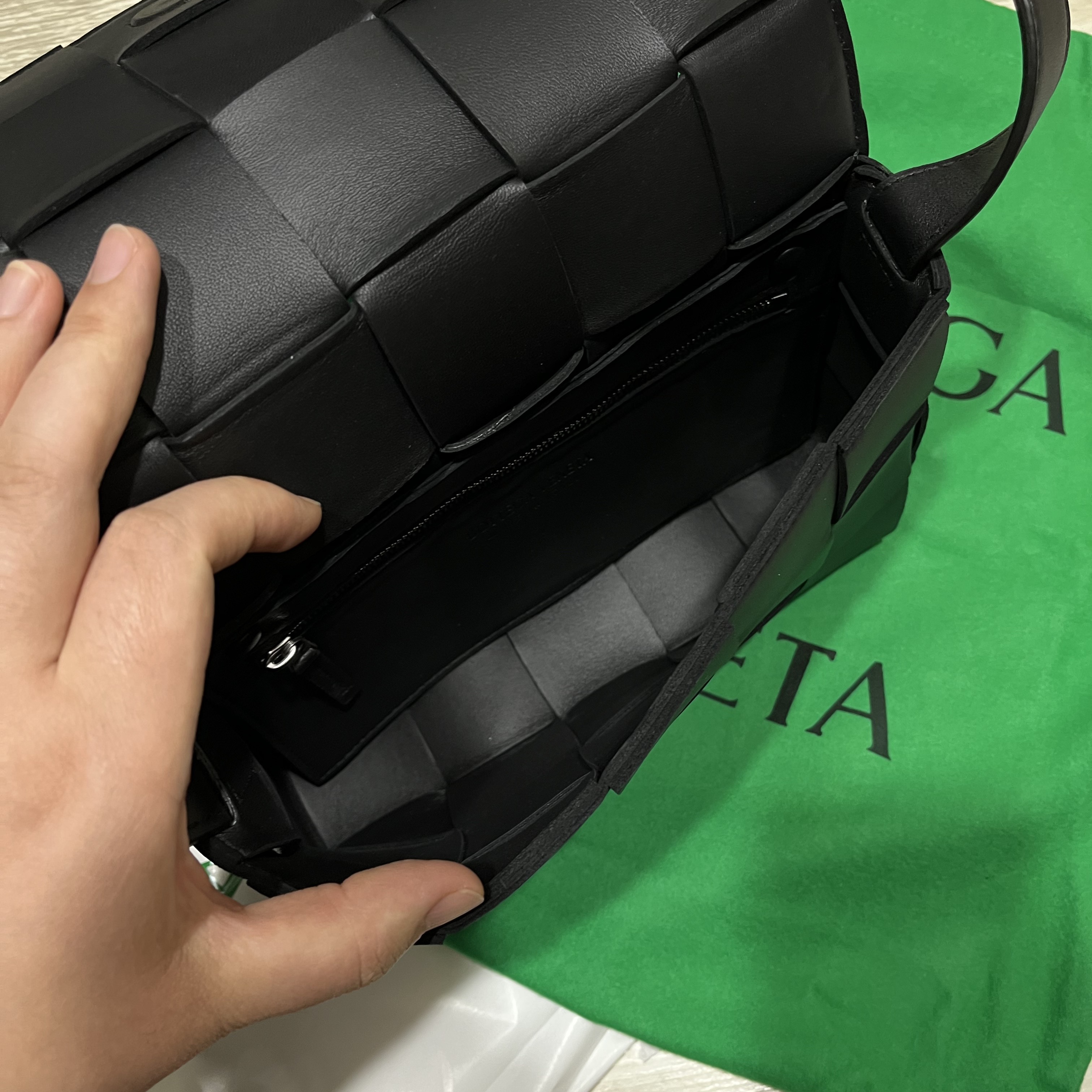 Bottega Veneta Lambskin Leather Cassette Black 착용 스타일 - 5