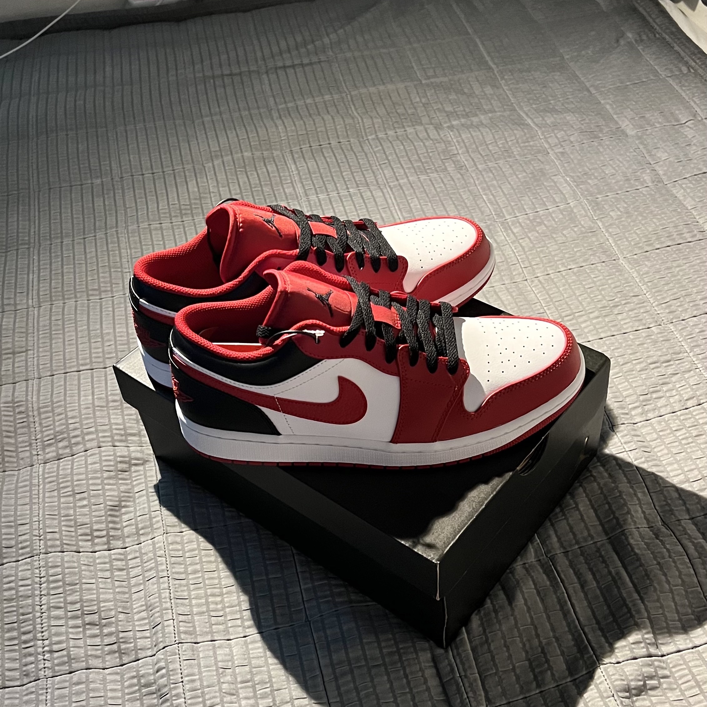 Jordan 1 Low White Gym Red Black 착용 스타일 - 1
