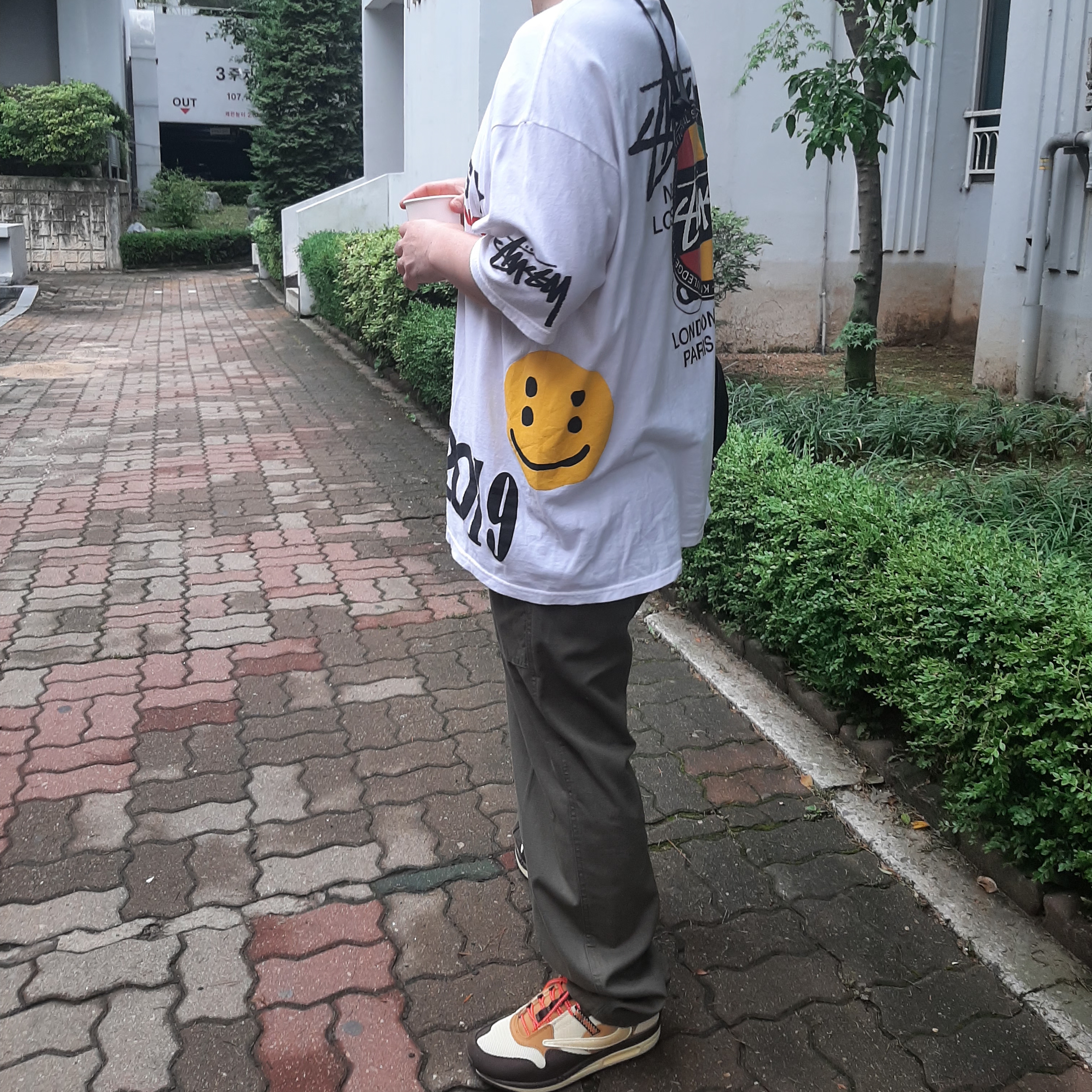 Nike x Travis Scott Air Max 1 Cact.us Brown, Stussy x Cactus Plant Flea Market USA 2019 T-Shirt White 착용 스타일