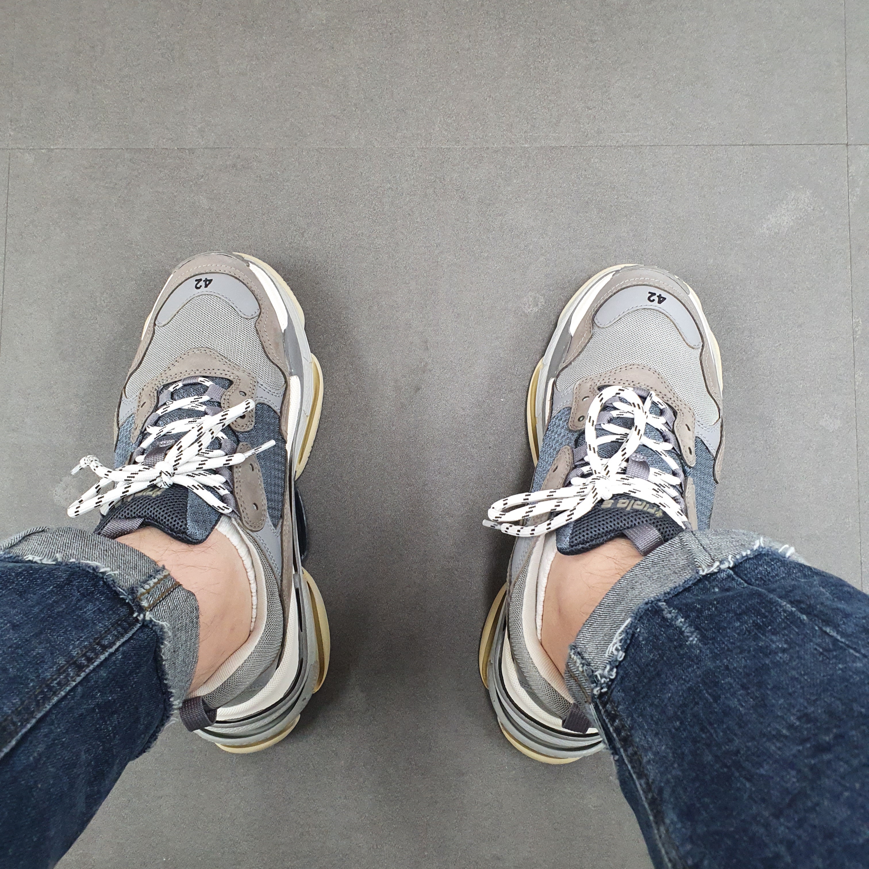 Balenciaga Triple S Grey 2018, Jordan 1 Mid College Grey 착용 스타일 - 1
