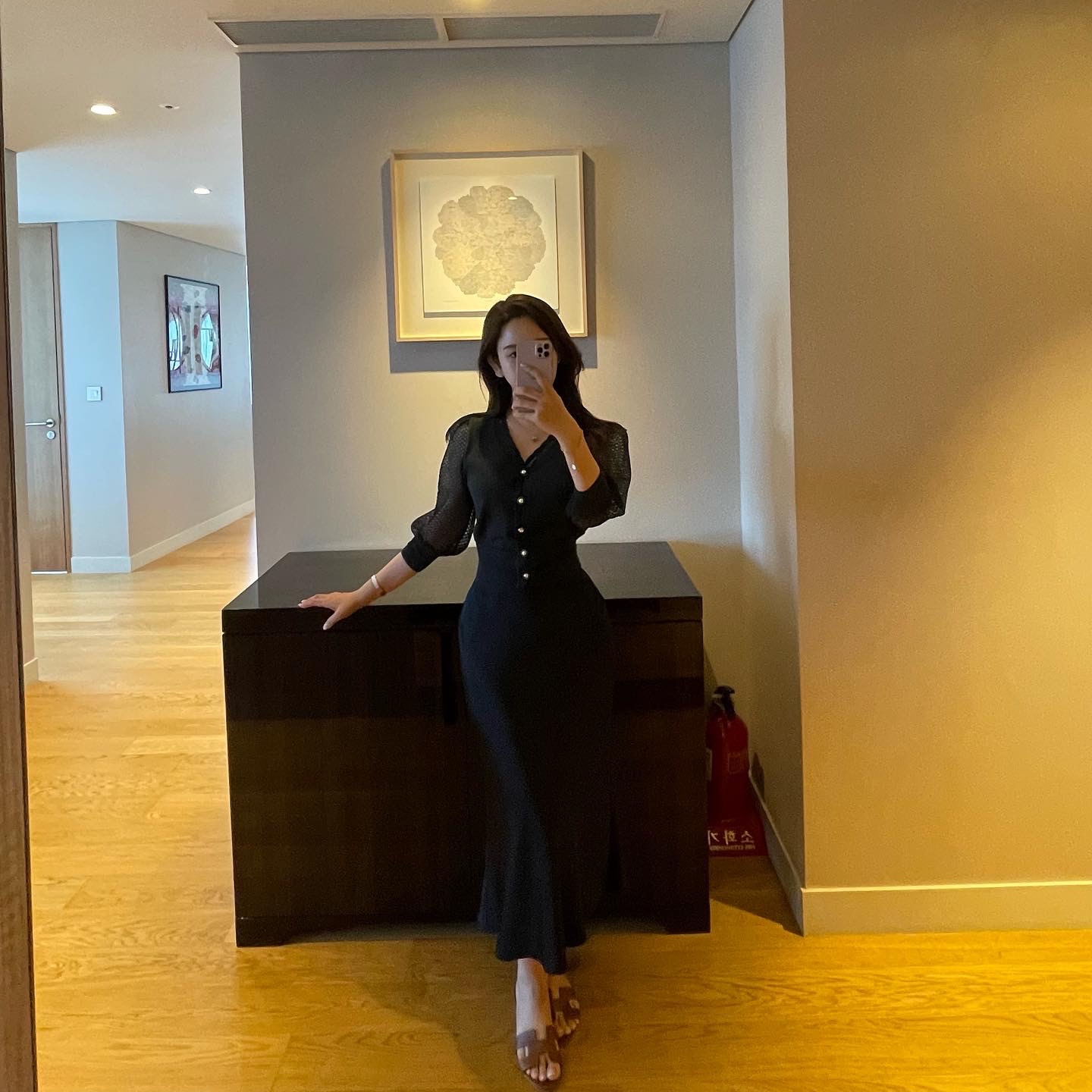 (W) Hermes Oasis Sandal Calfskin & Gold Piqures Ecrues, (W) Hermes Clic H Bracelet Rose Gold & Blanc 착용 스타일 - 1