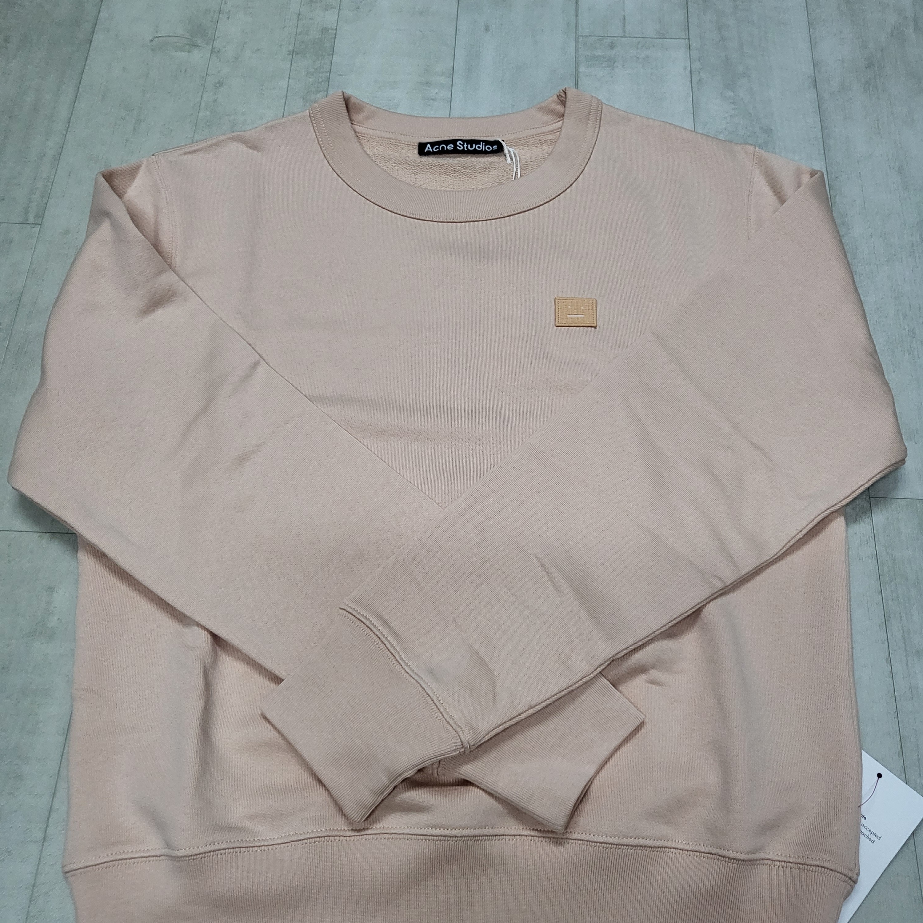 (W) Acne Studios Fairah Face Crewneck Sweatshirt Powder Pink 착용 스타일 - 4