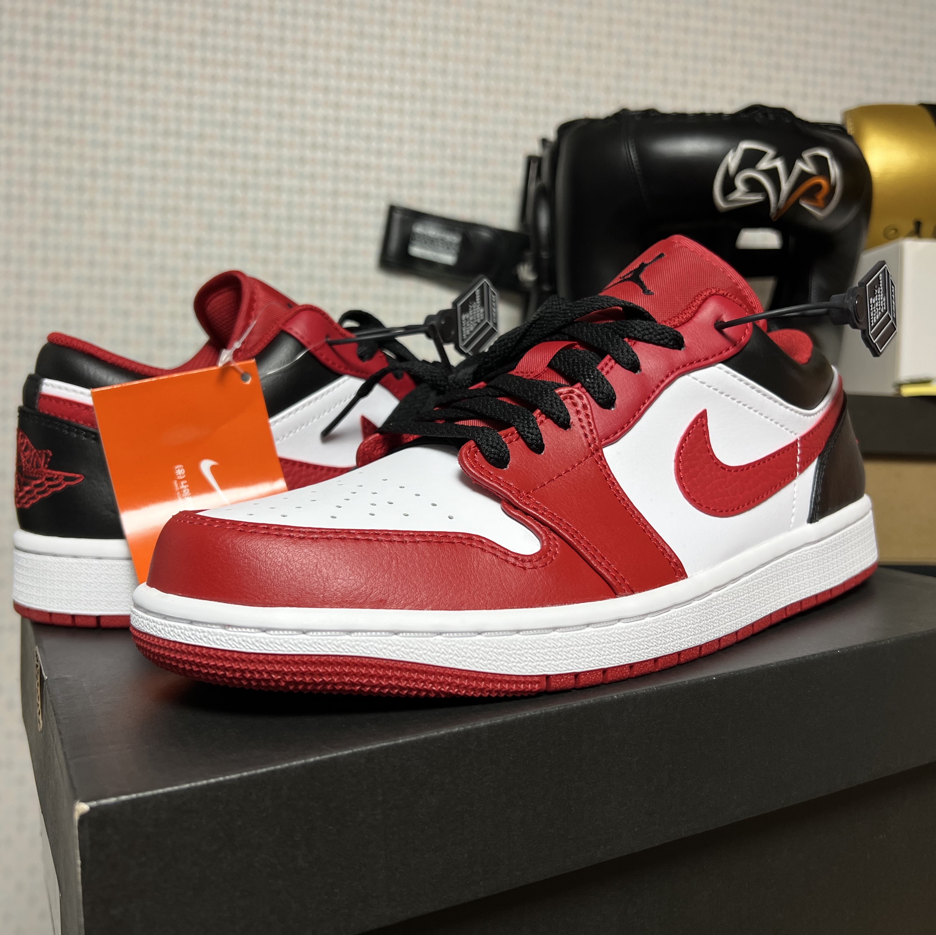 Jordan 1 Low White Gym Red Black 착용 스타일