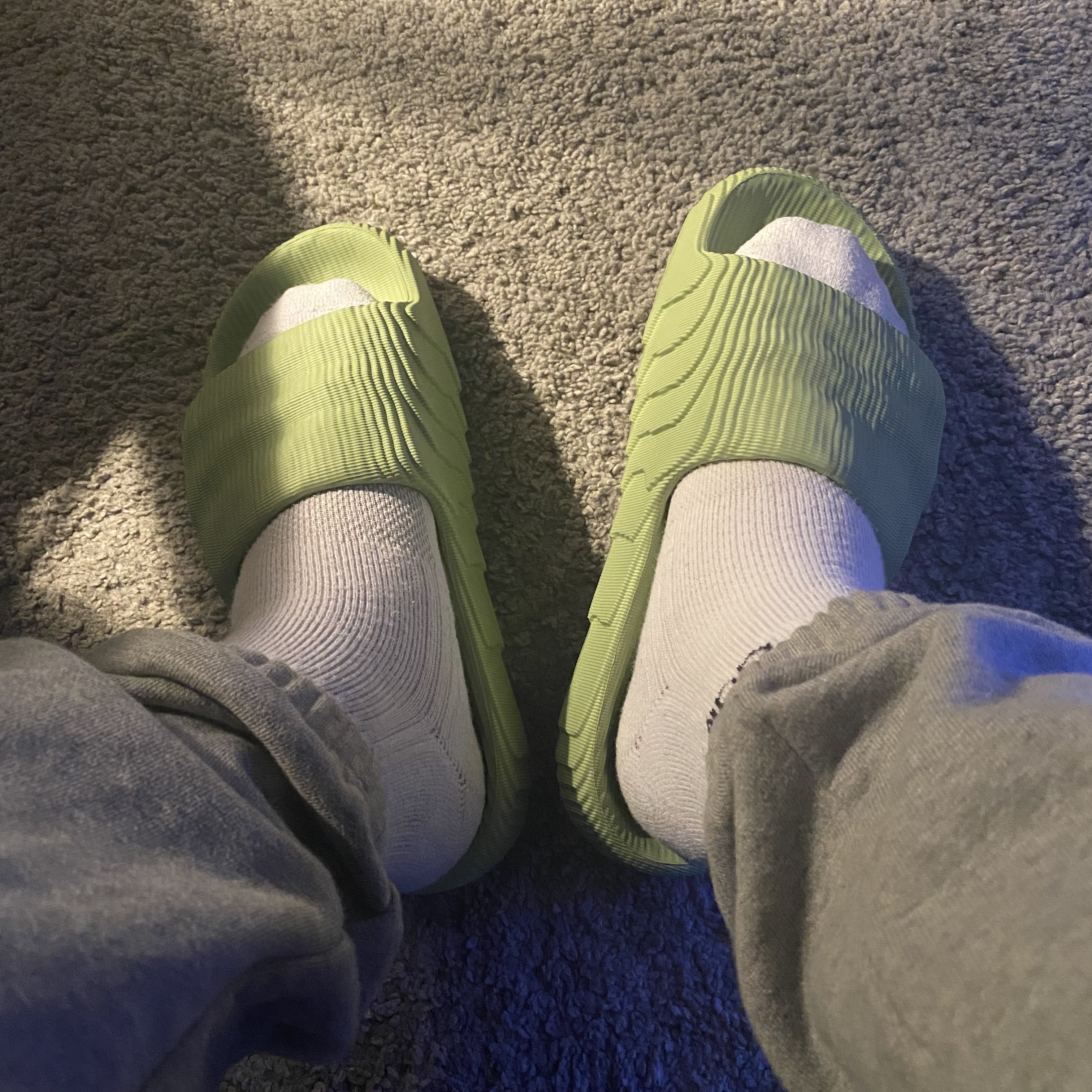 Adidas Adilette 22 Magic Lime 착용 스타일