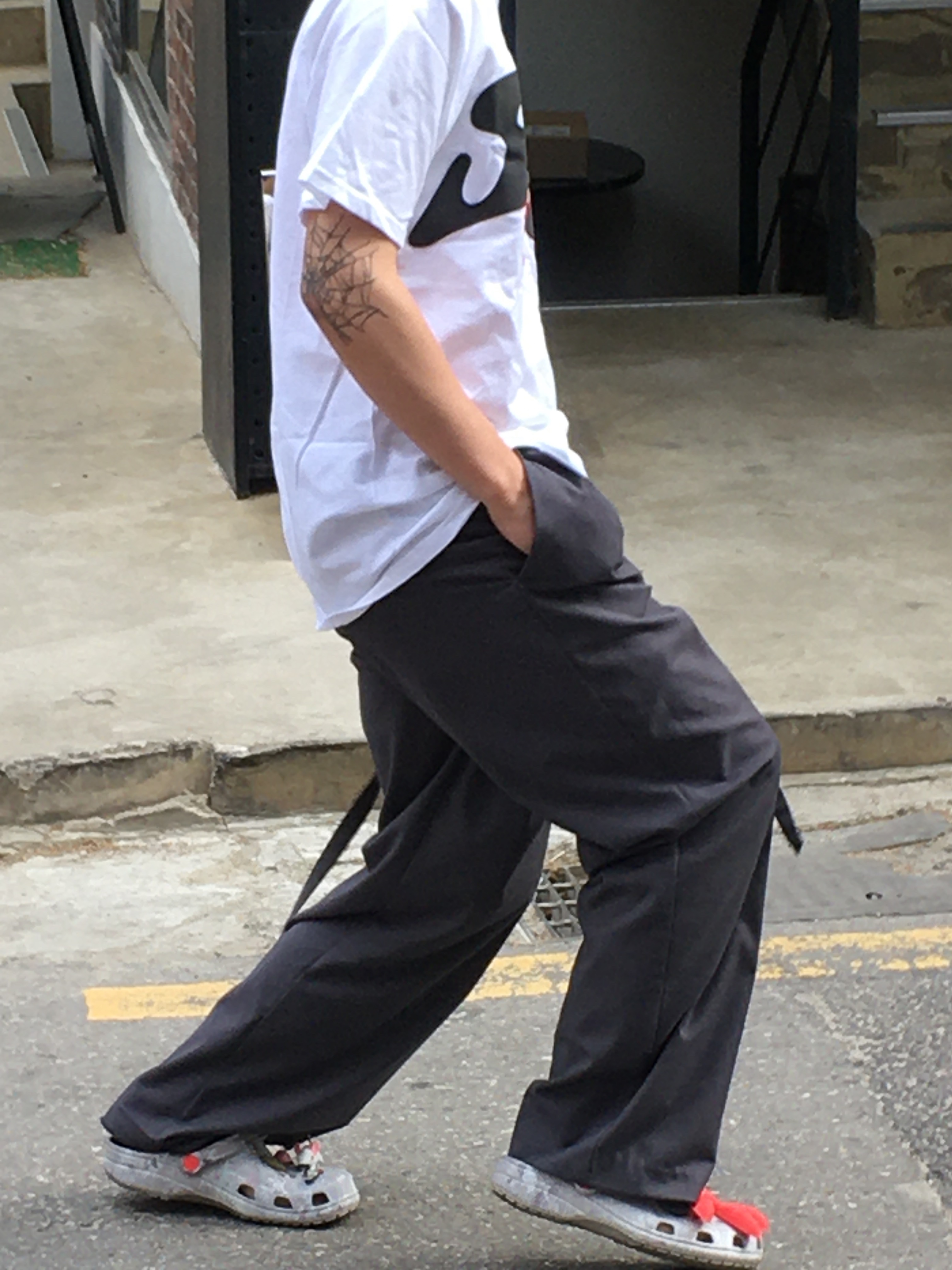 Crocs x Staple Classic Clog Grey Red, Stussy x Cactus Plant Flea Market Heart T-Shirt 착용 스타일