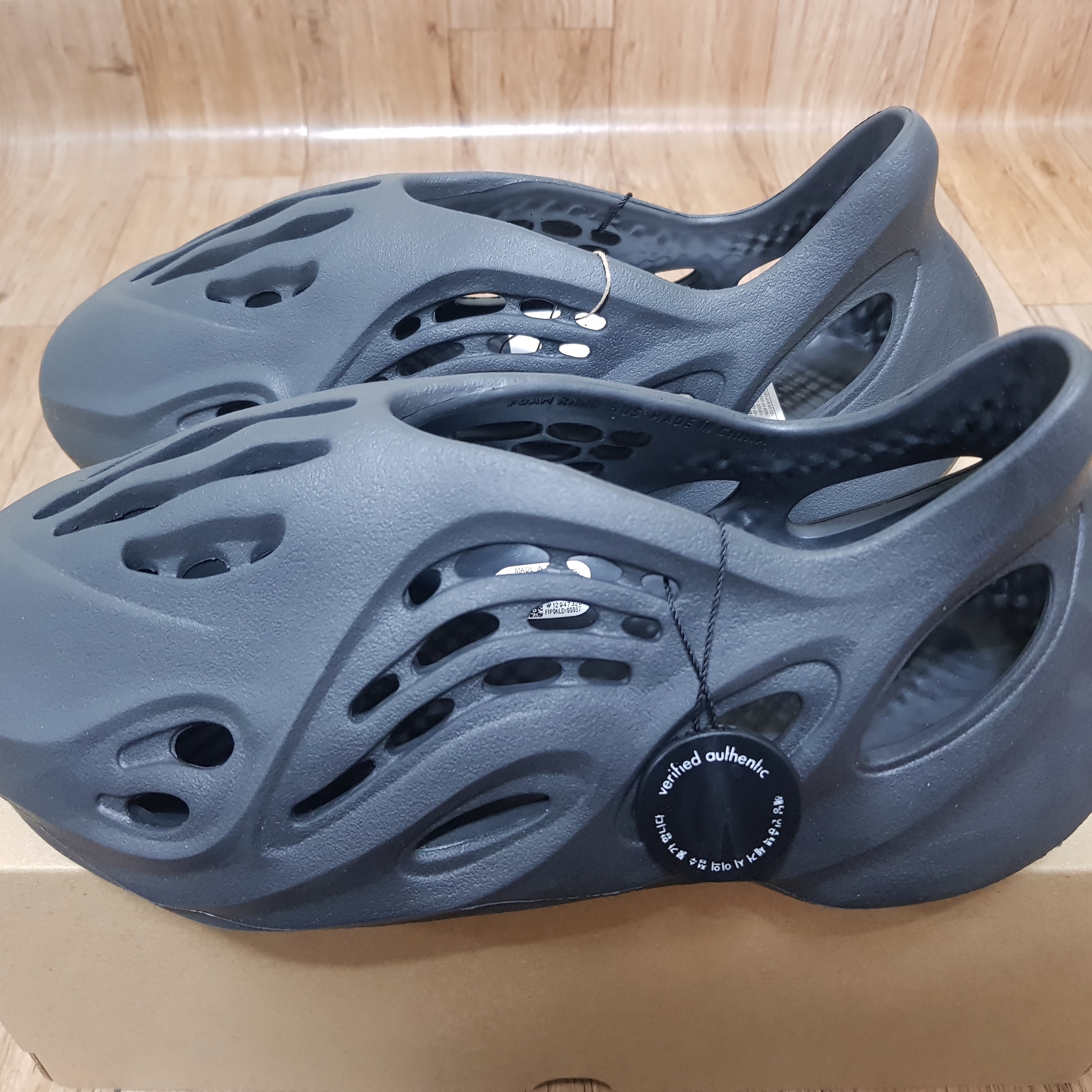 Adidas Yeezy Foam RNNR Onyx 착용 스타일 - 3