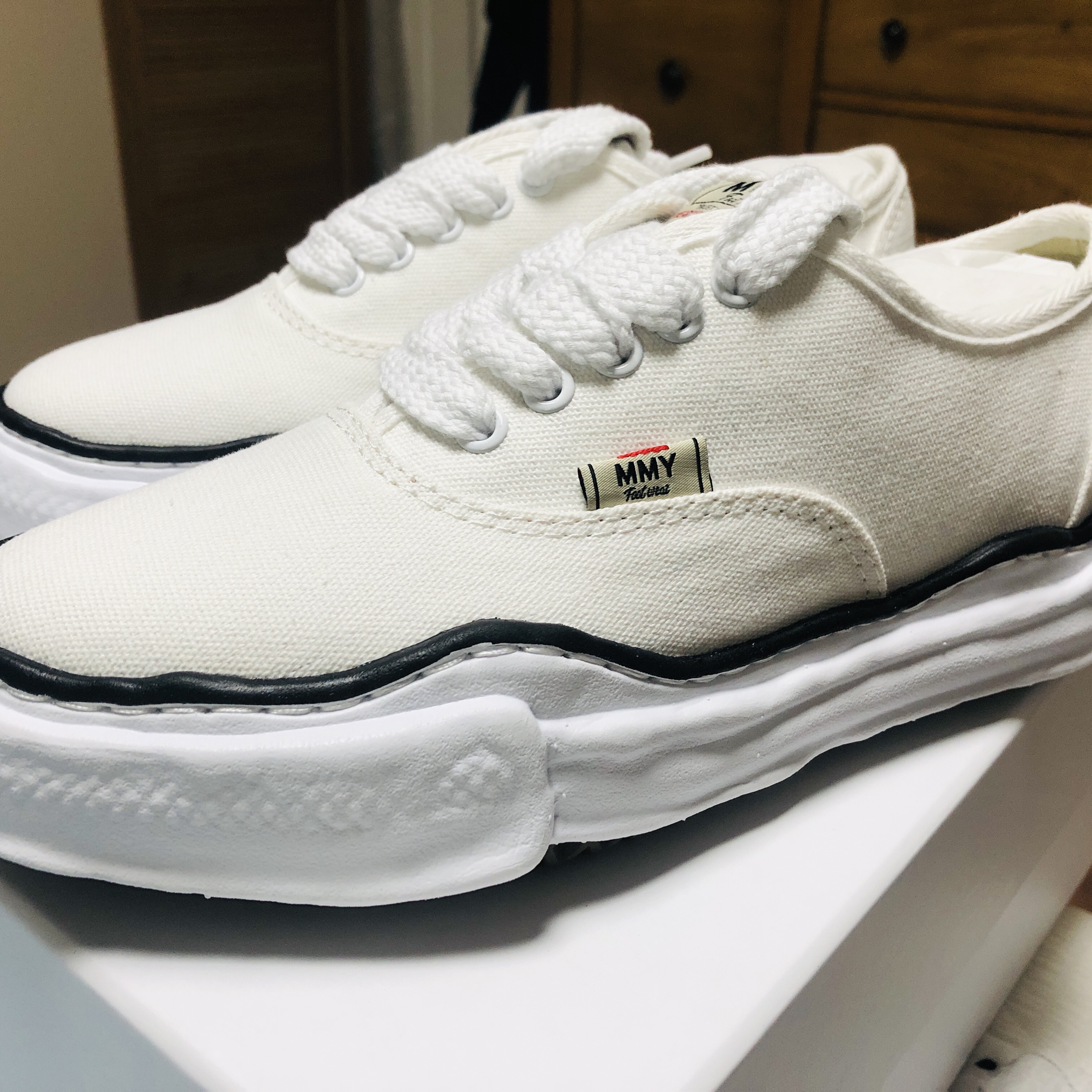 Maison Mihara Yasuhiro Baker OG Sole Canvas Low Cut Sneakers White 착용 스타일 - 2