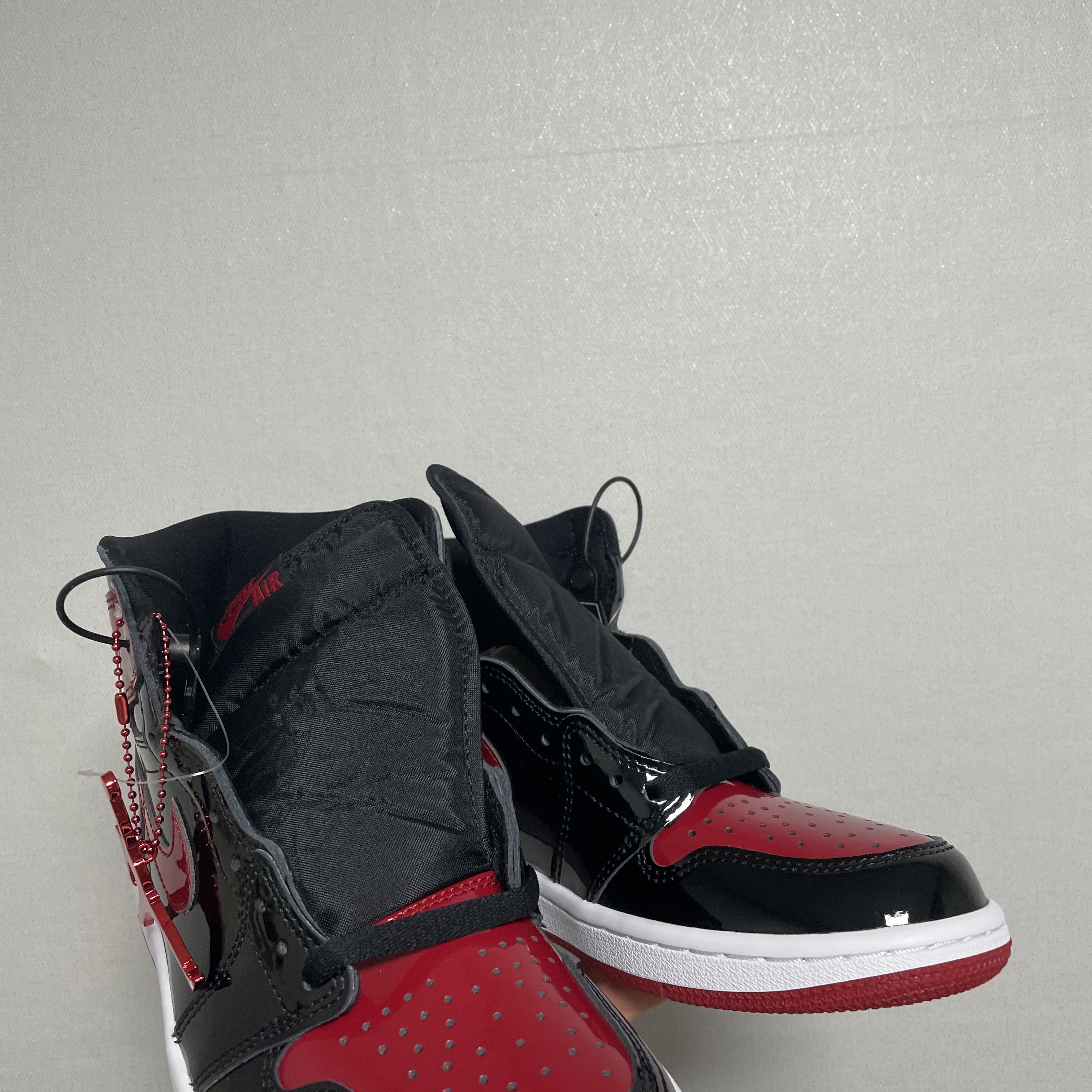 Jordan 1 Retro High OG Patent Bred 착용 스타일 - 3
