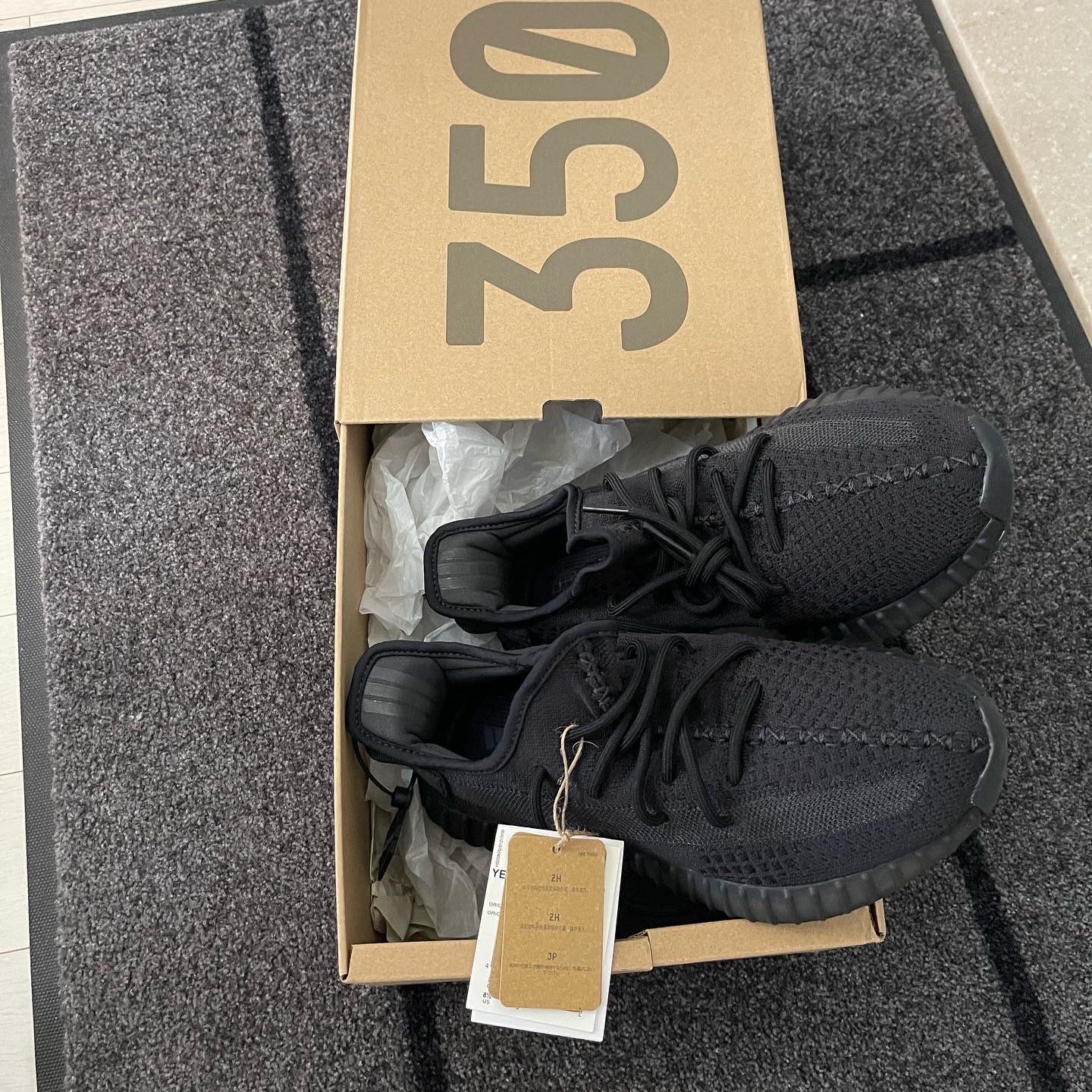 Adidas Yeezy Boost 350 V2 Onyx 착용 스타일 - 2
