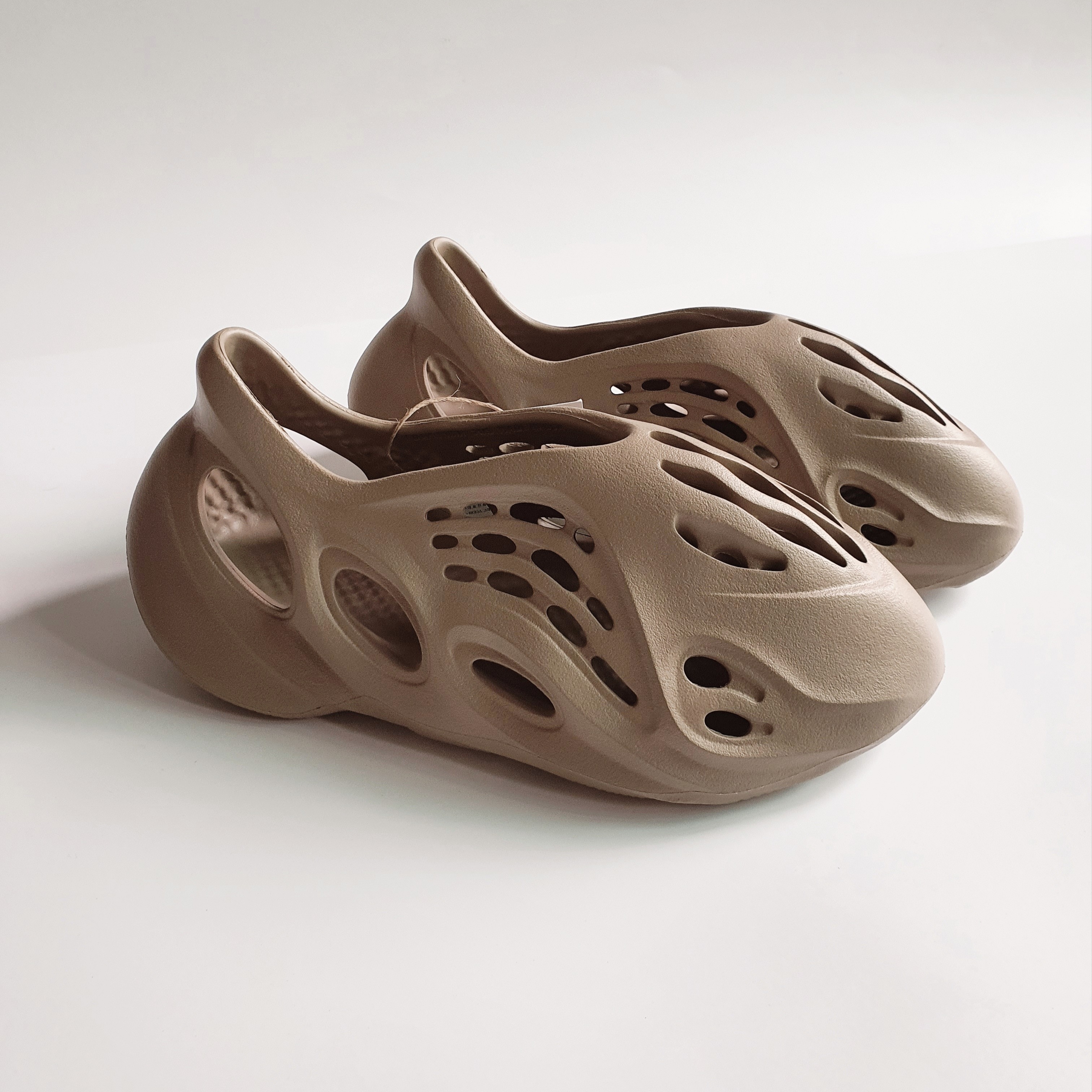 Adidas Yeezy Foam RNNR Mist 착용 스타일