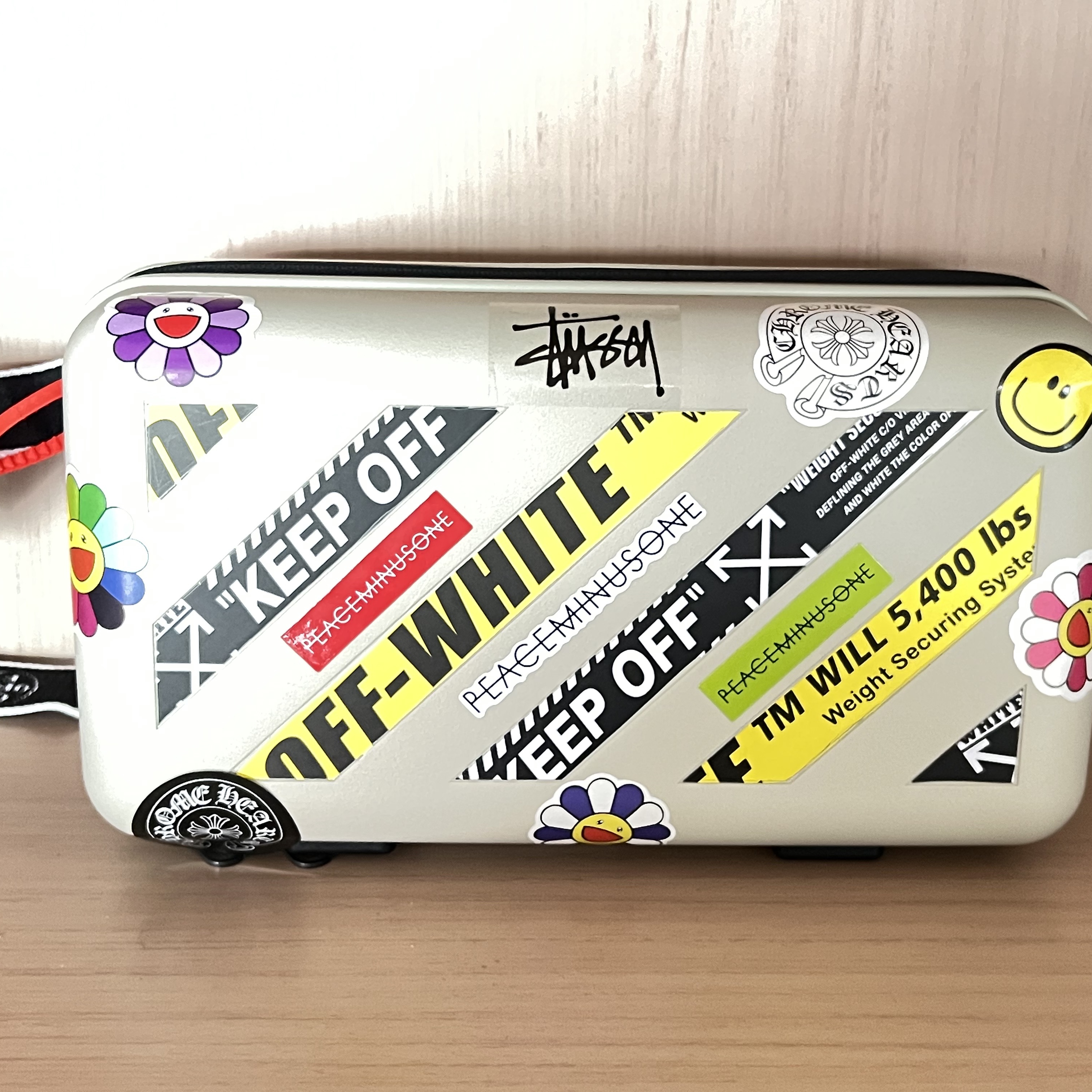Off-White x Amore Pacific Protection Box (Without Cosmetics) 착용 스타일 - 2