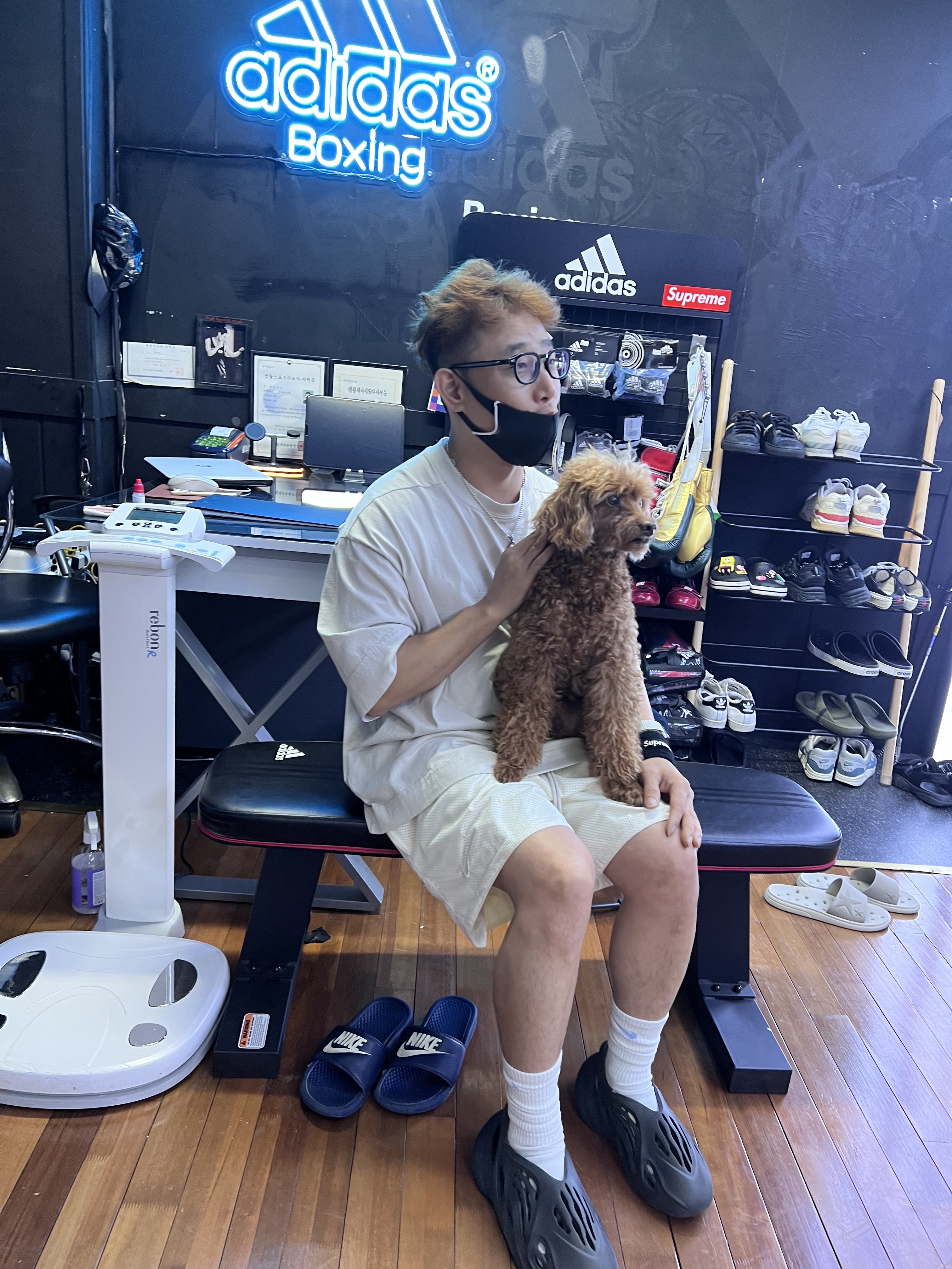 Adidas Yeezy Foam RNNR Mineral Blue, Nike x Fear of God Basketball Shorts String 착용 스타일