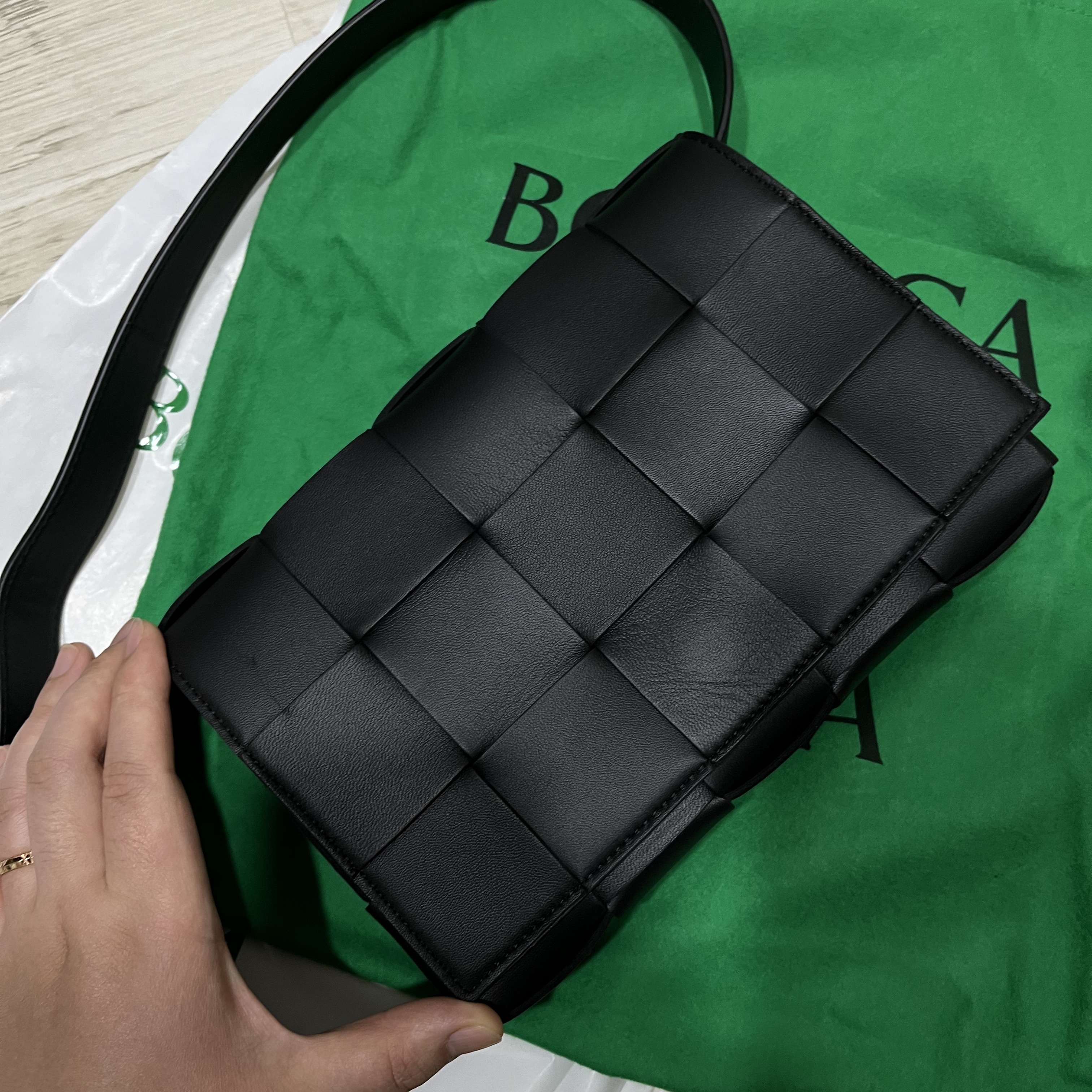 Bottega Veneta Lambskin Leather Cassette Black 착용 스타일 - 2