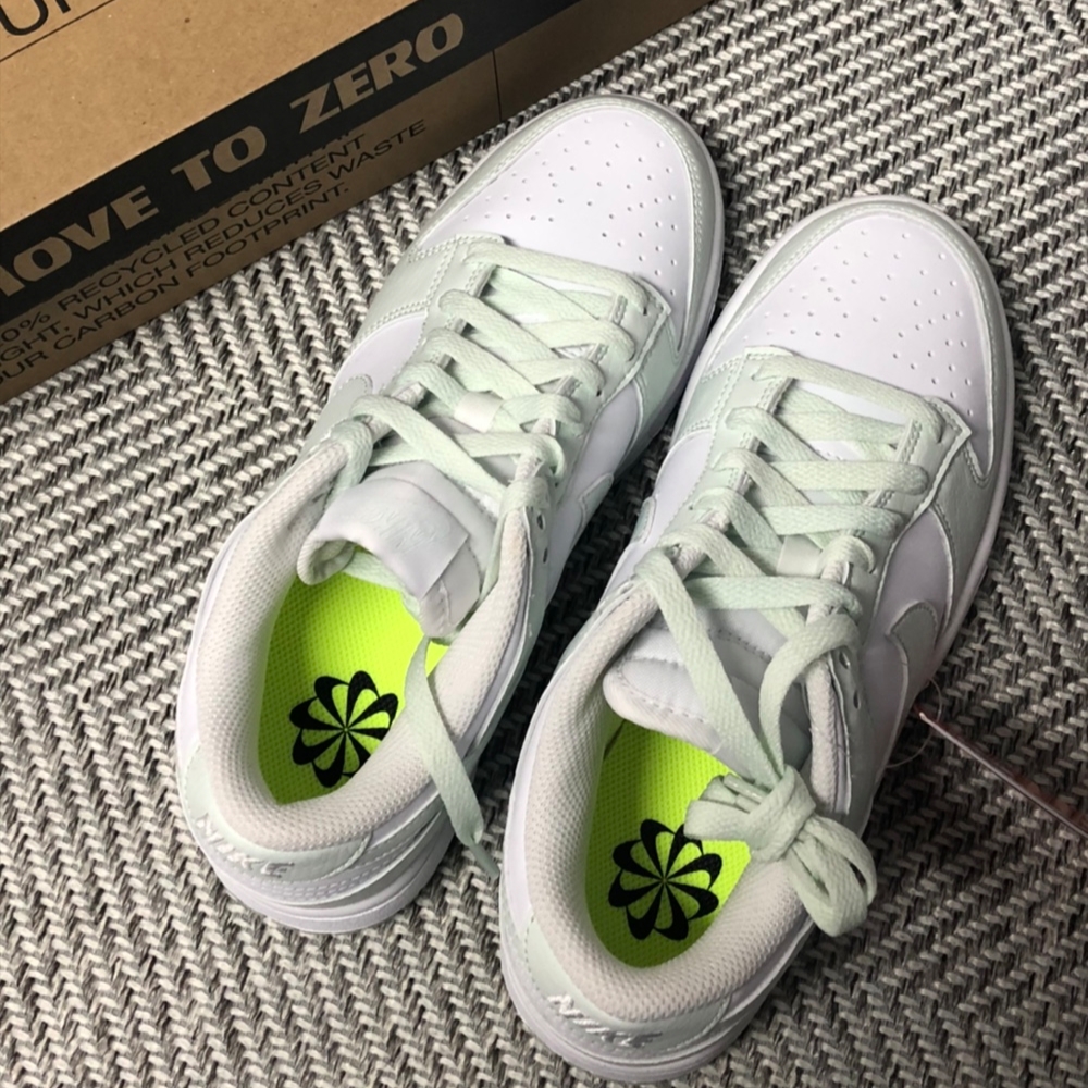 (W) Nike Dunk Low Next Nature Barely Green and White 착용 스타일 - 3