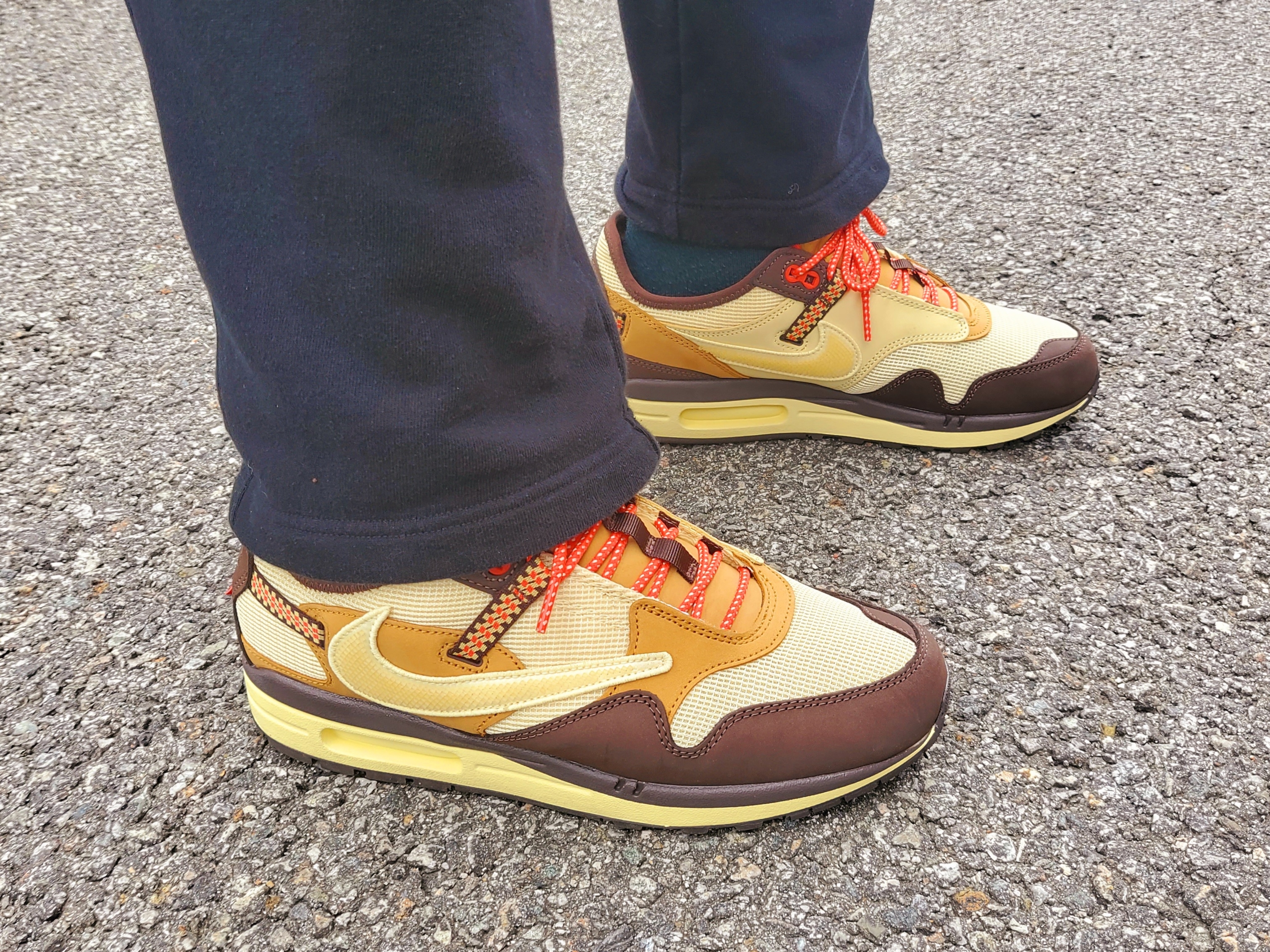 Nike x Travis Scott Air Max 1 Cact.us Brown 착용 스타일 - 1