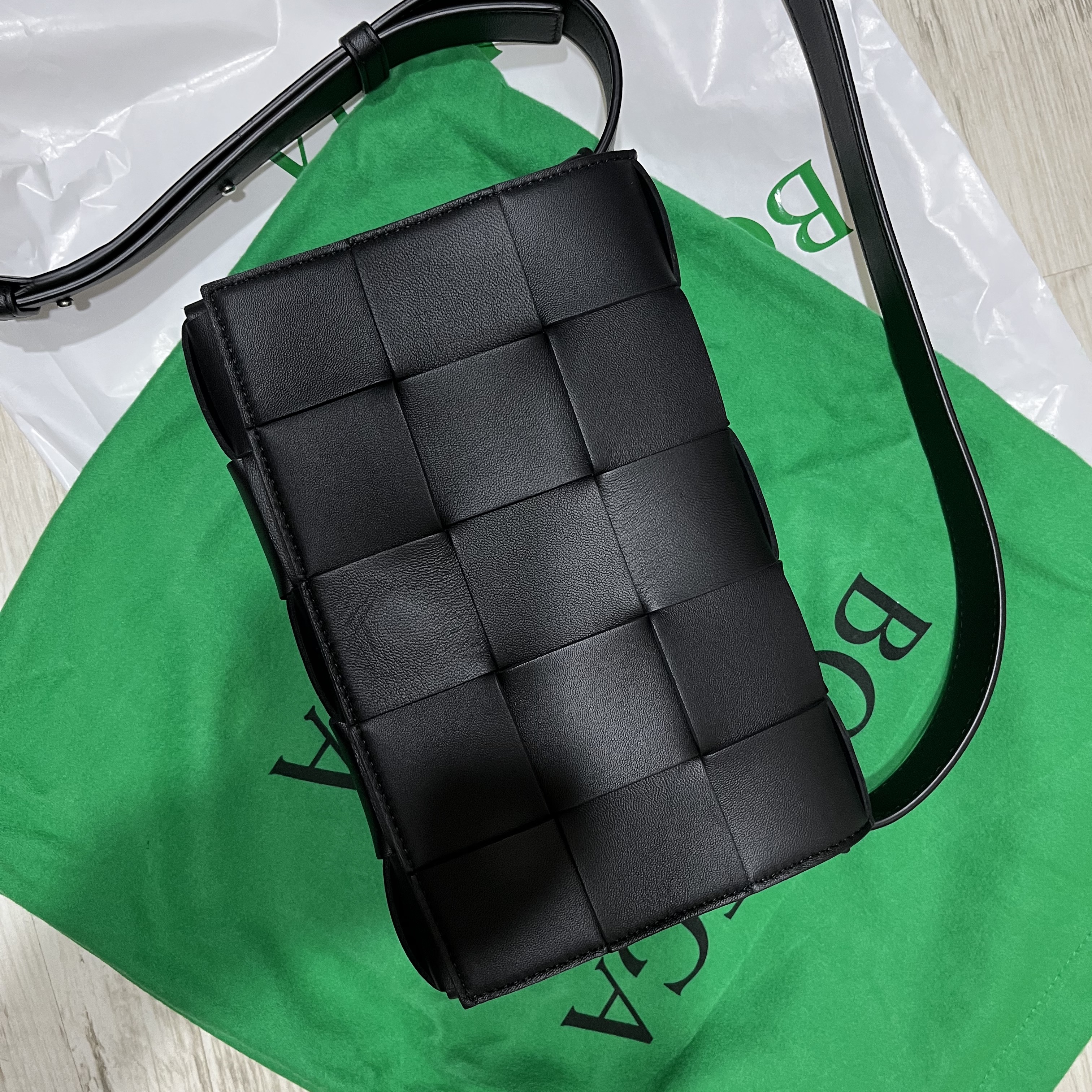 Bottega Veneta Lambskin Leather Cassette Black 착용 스타일 - 1