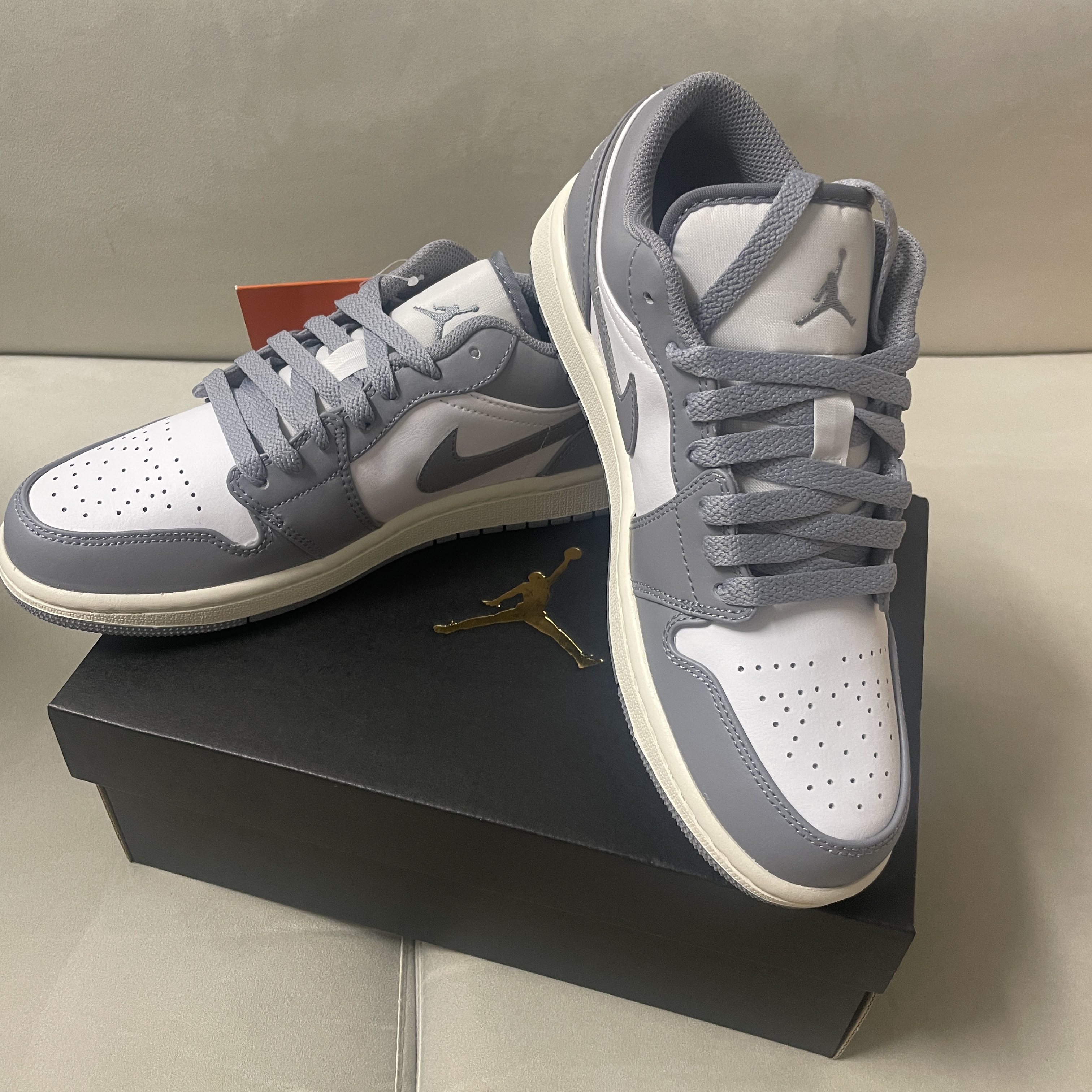 Jordan 1 Low Stealth and White 착용 스타일 - 2