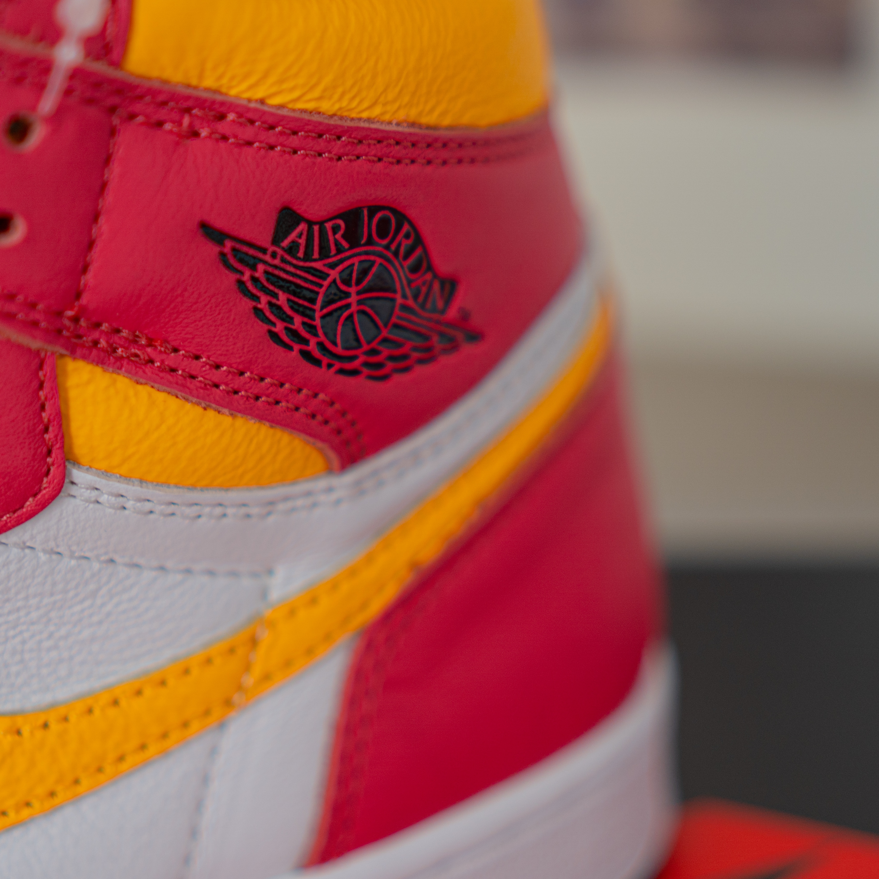 Jordan 1 Retro High OG Light Fusion Red 착용 스타일 - 2