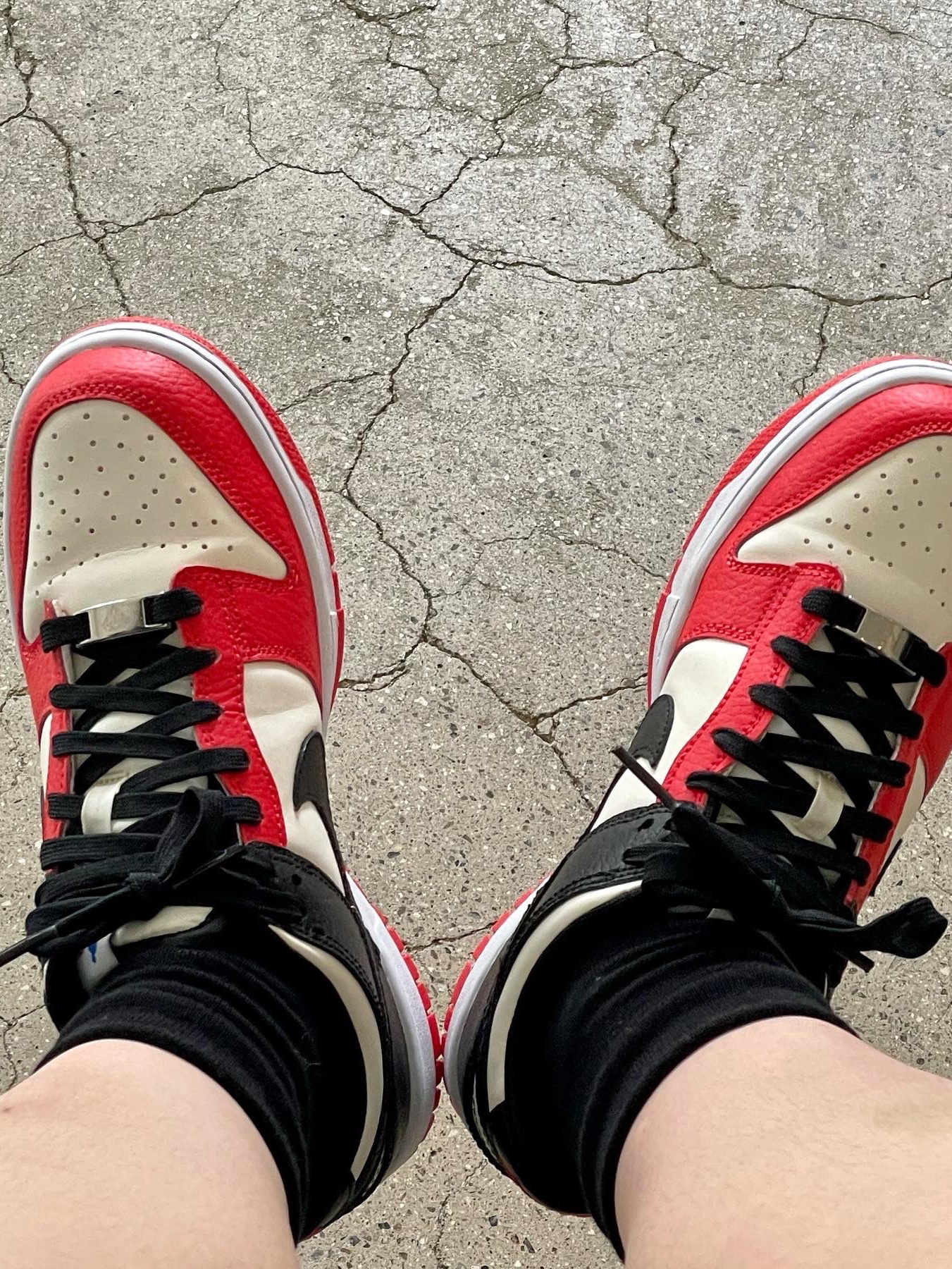 Nike x NBA Dunk Low Retro EMB Black and Chile Red 착용 스타일 - 3