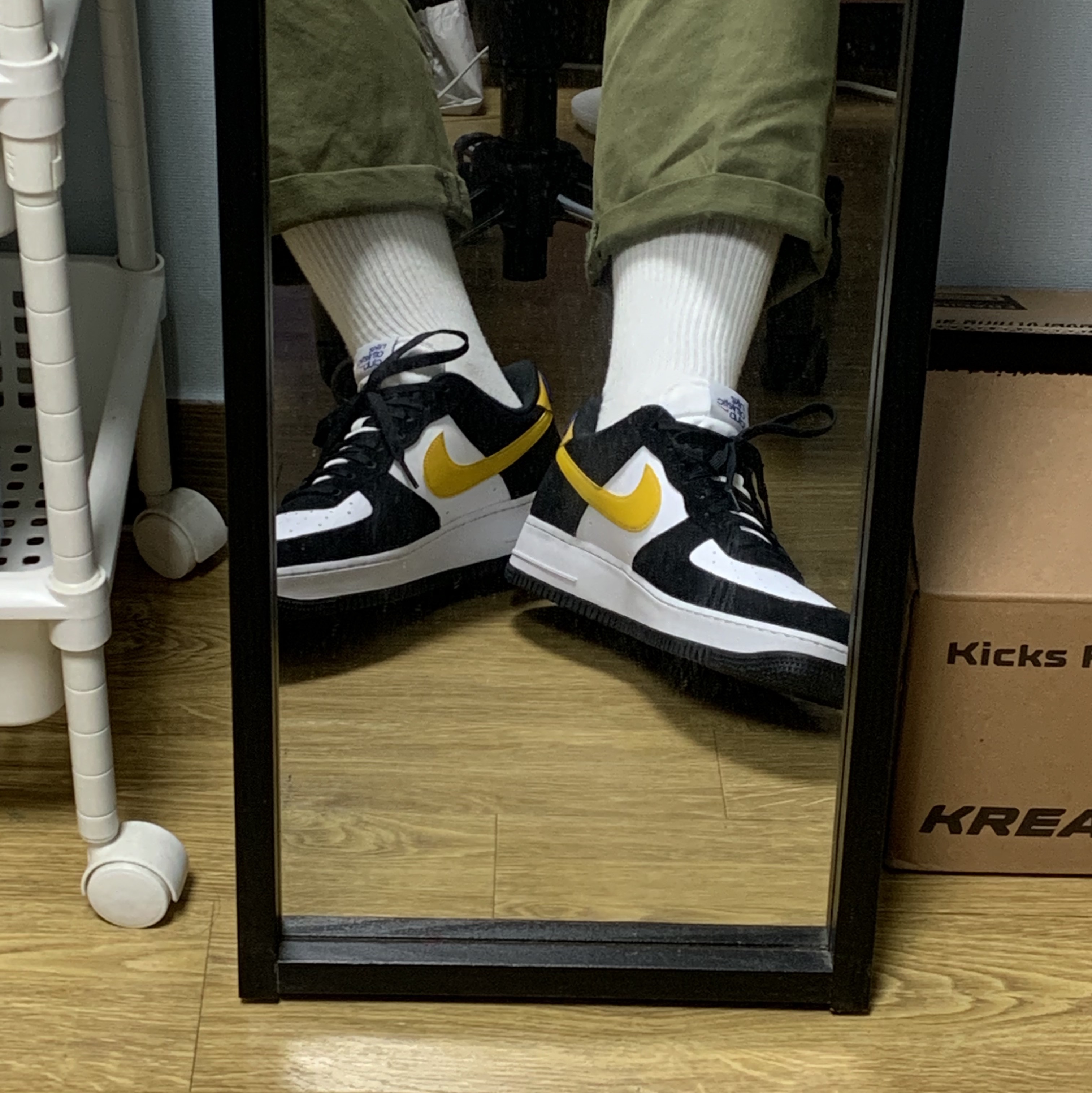 Nike Air Force 1 '07 LV8 Athletic Club Black Dark Sulfur 착용 스타일