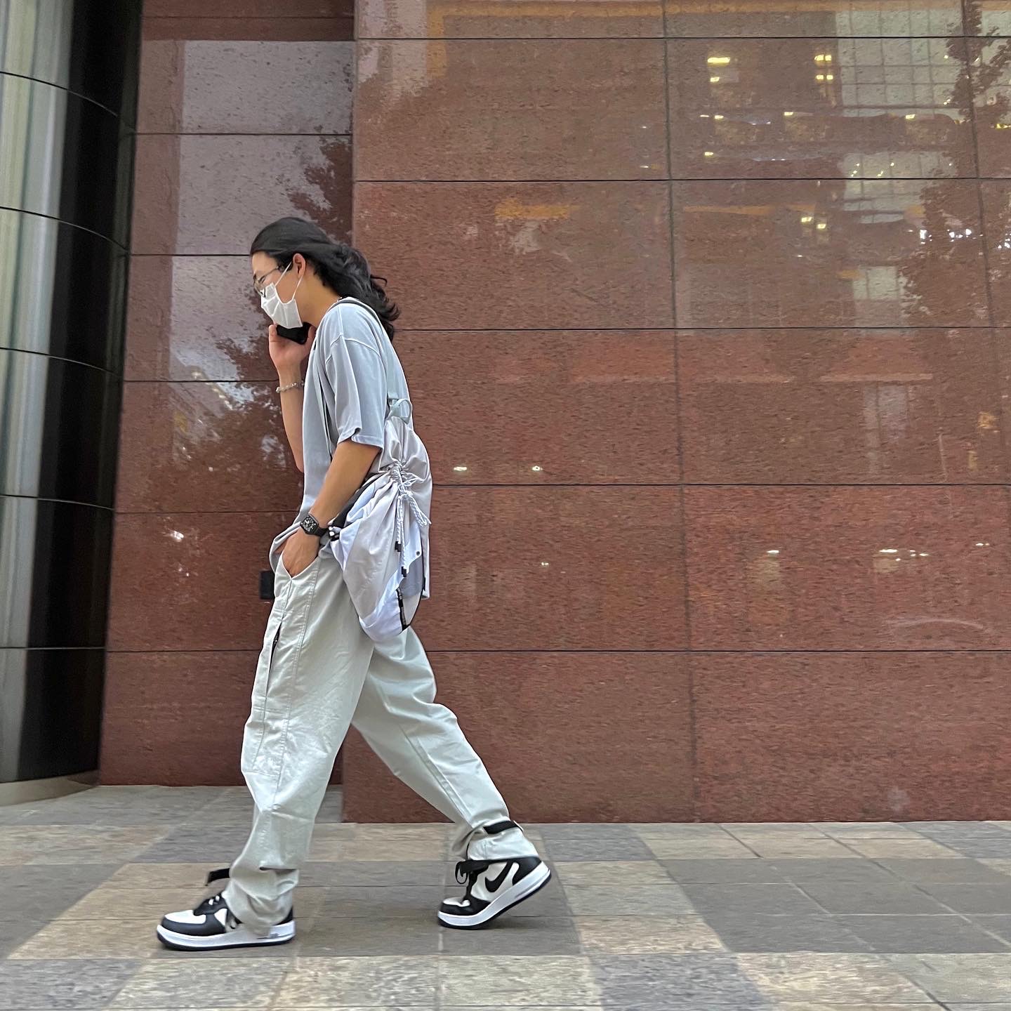 Nike x Stussy Air Force 1 '07 Mid SP Black and Light Bone 착용 스타일 - 2