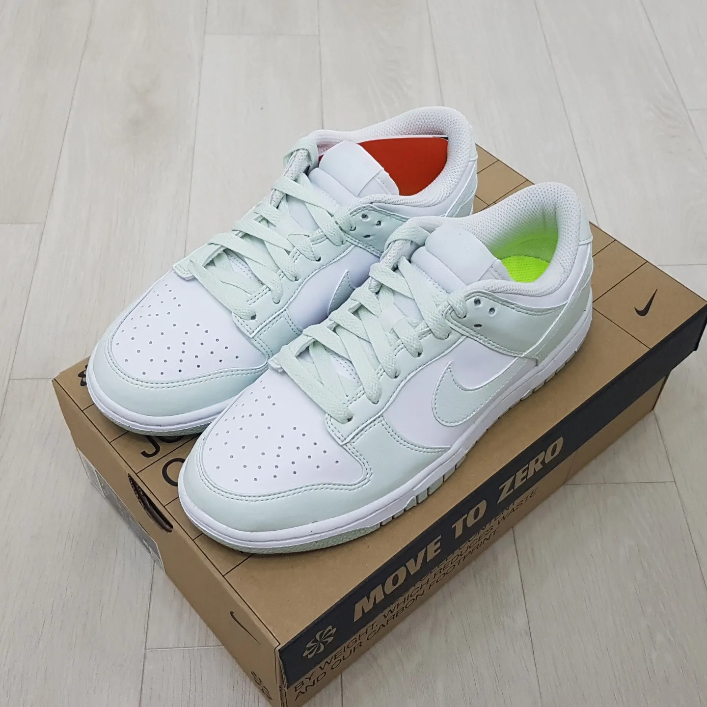 (W) Nike Dunk Low Next Nature Barely Green and White 착용 스타일 - 2