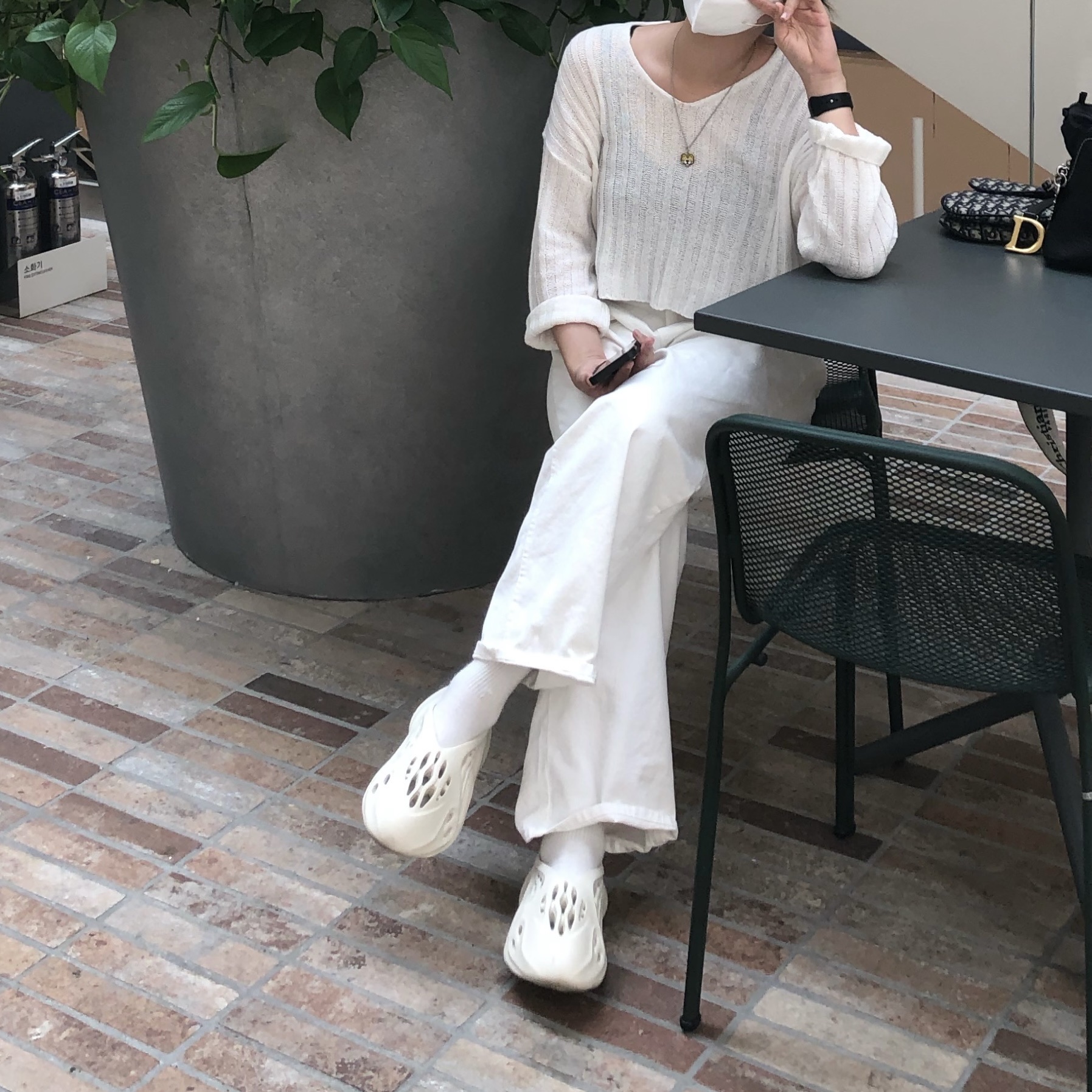 Adidas Yeezy Foam RNNR Sand 착용 스타일