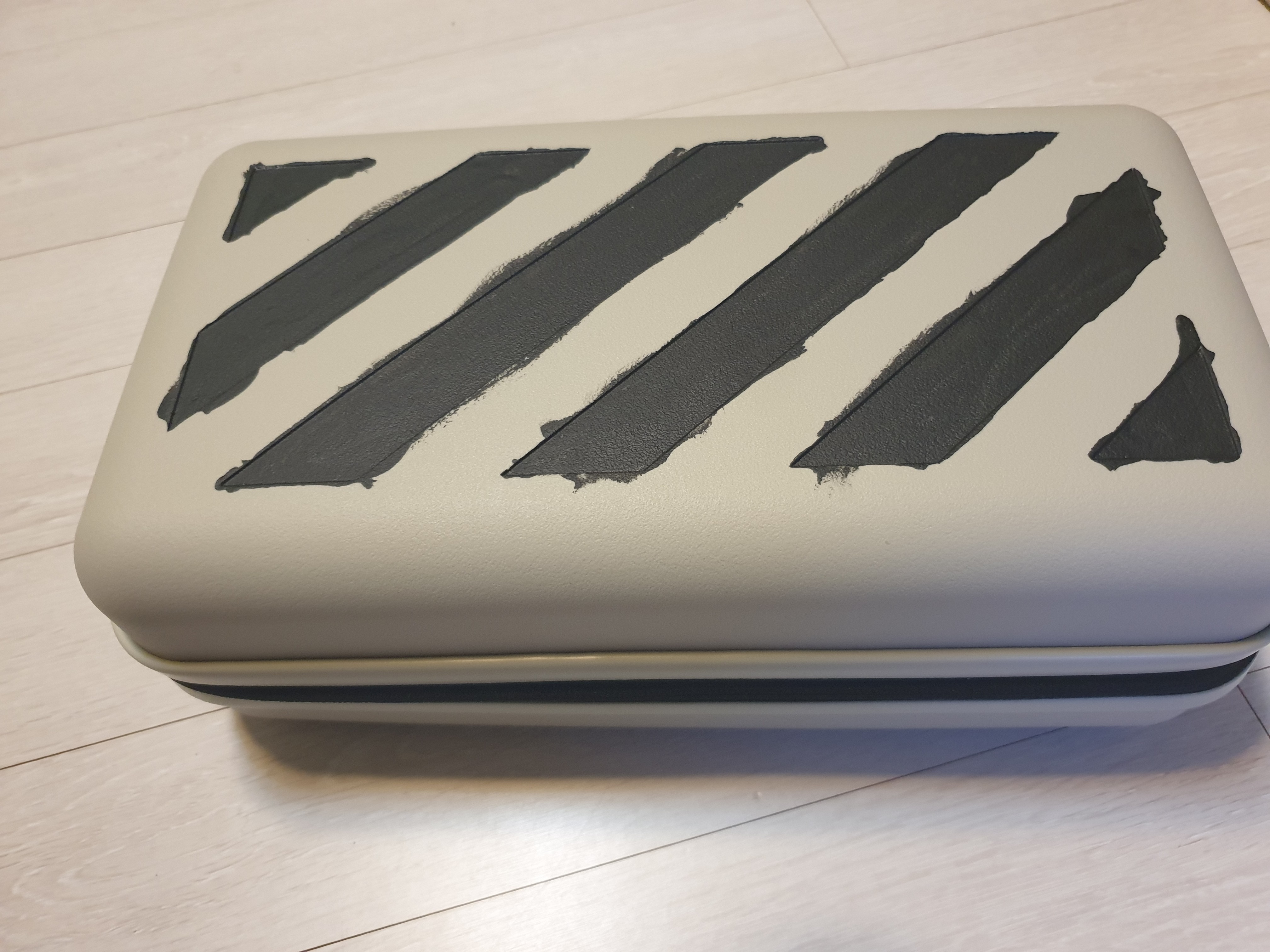 Off-White x Amore Pacific Protection Box (Without Cosmetics) 착용 스타일