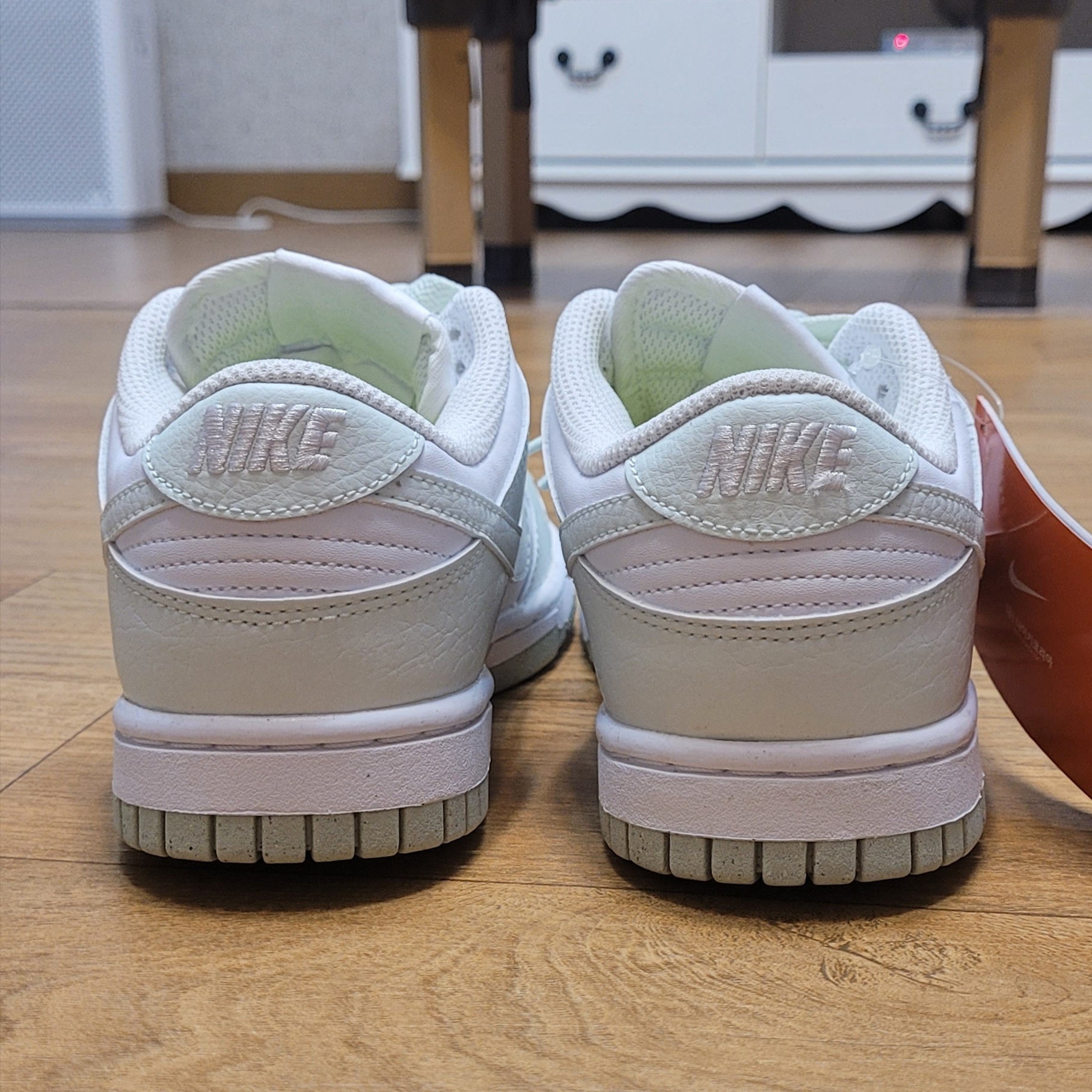 (W) Nike Dunk Low Next Nature Barely Green and White 착용 스타일 - 4