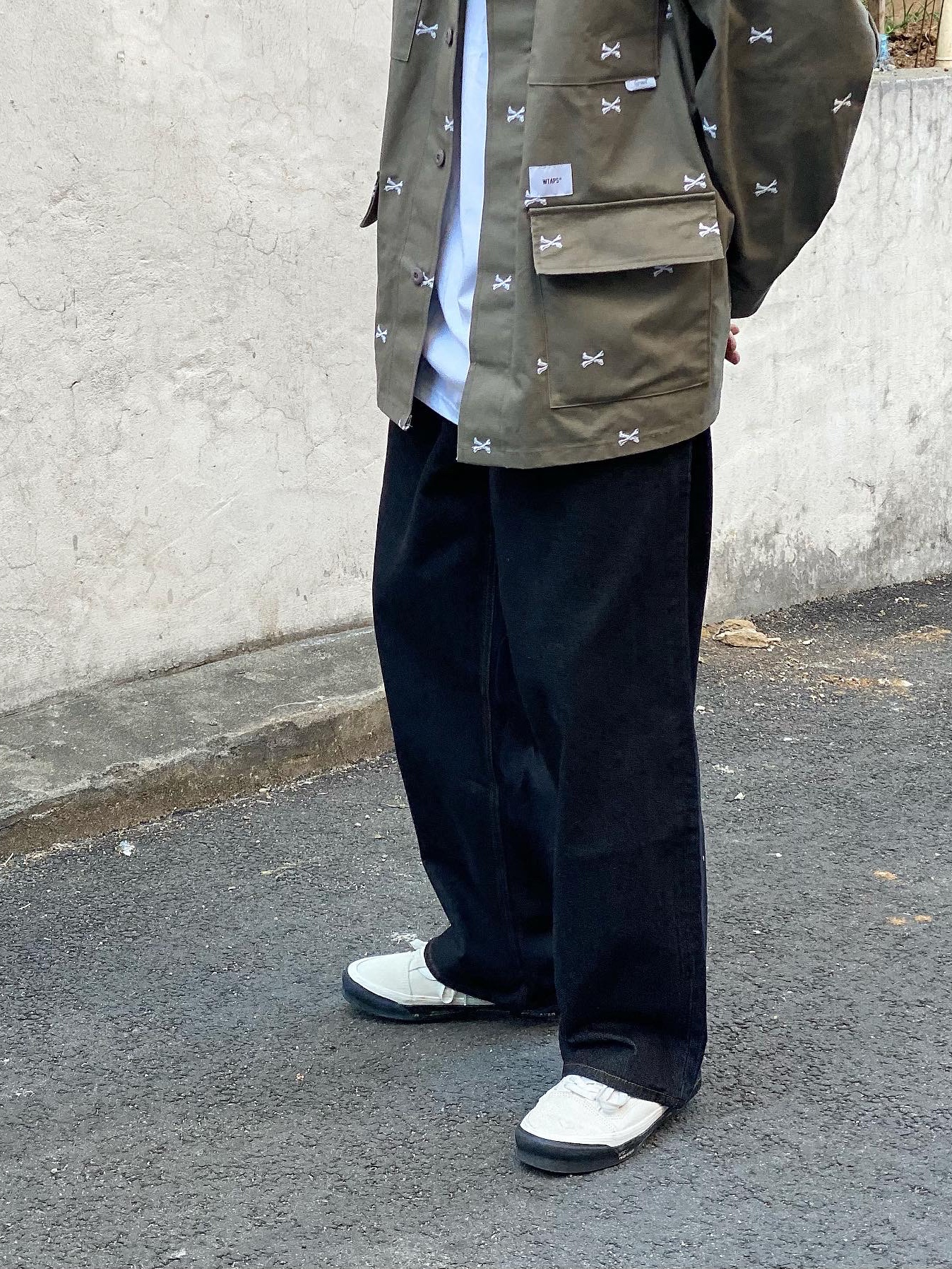 Vans Vault x WTAPS Old Skool LX White Black 착용 스타일 - 3