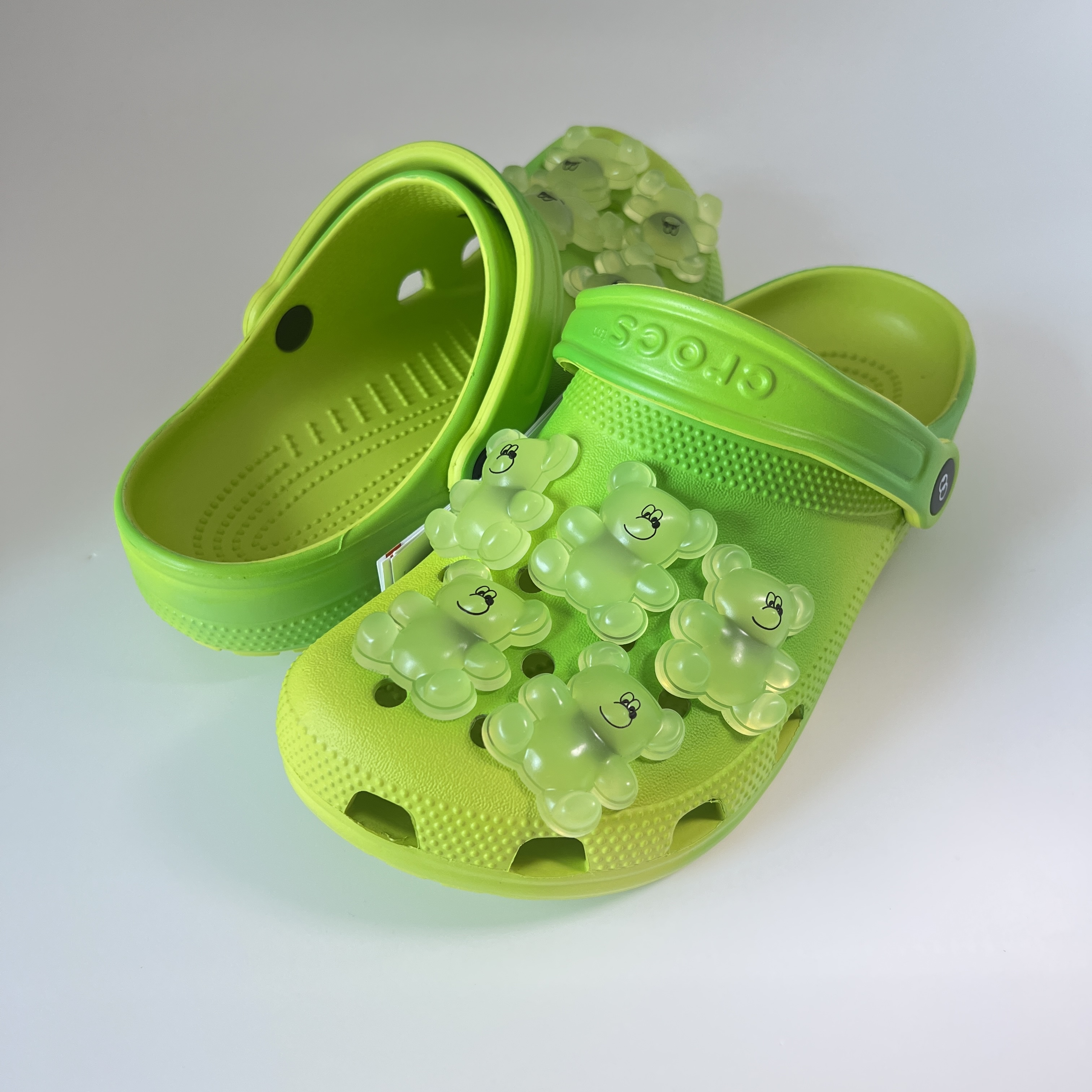 Crocs x Lazy Oaf Classic Clog Frosted Alien Green 착용 스타일