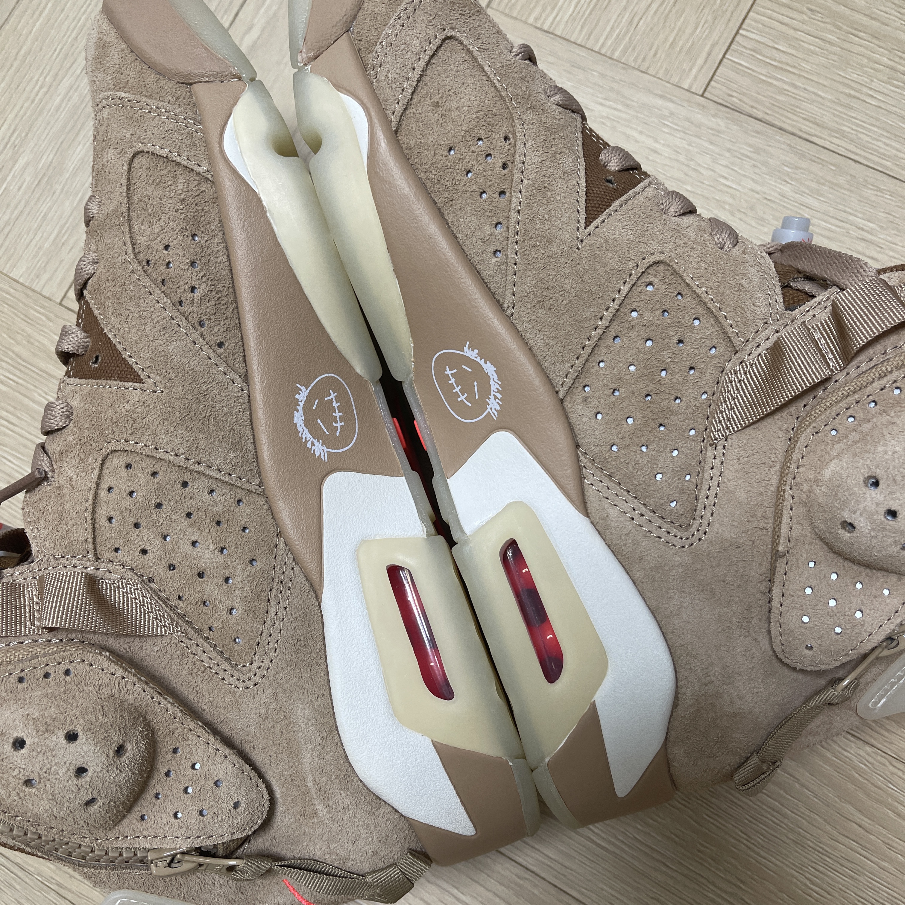 Jordan 6 x Travis Scott Retro SP British Khaki 착용 스타일