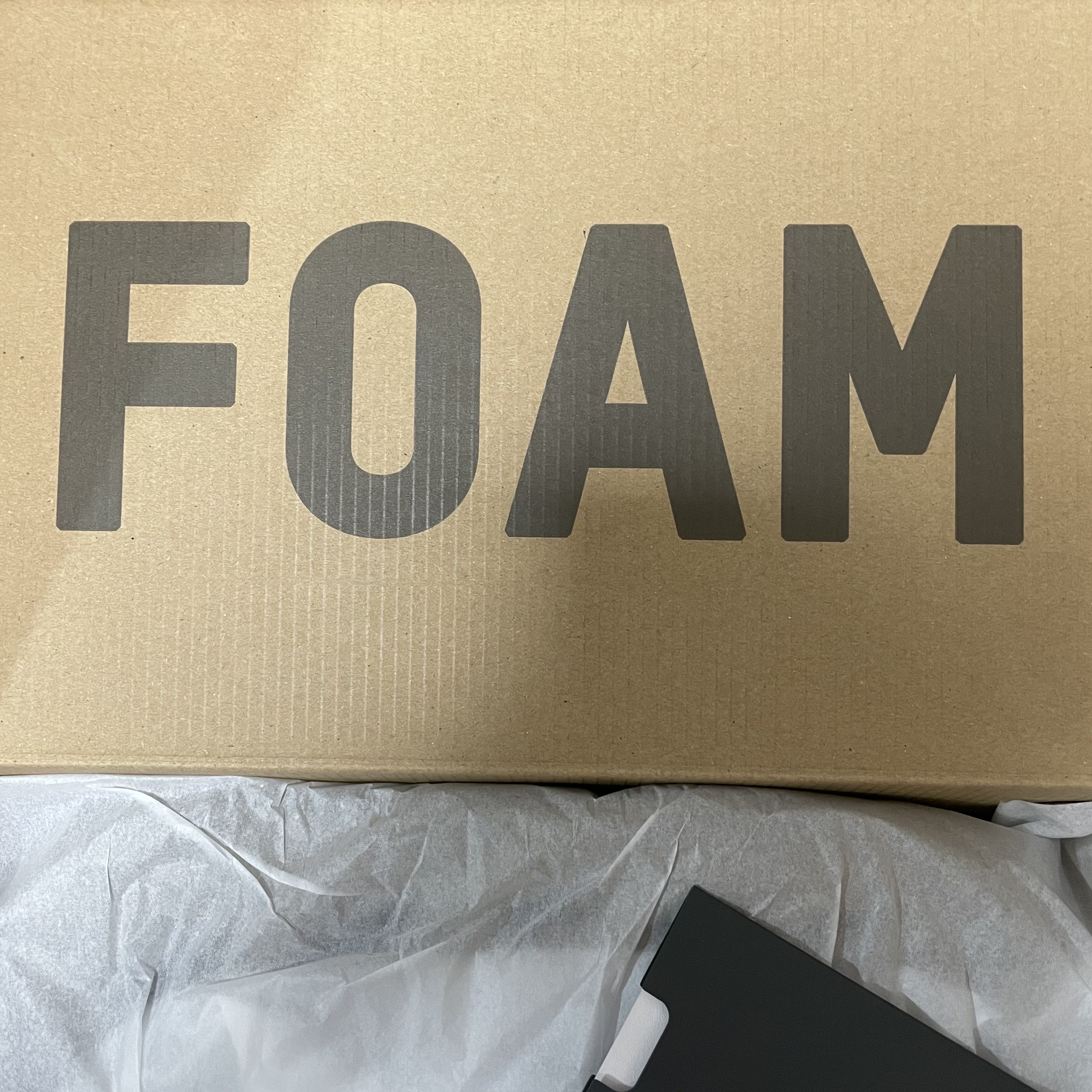 Adidas Yeezy Foam RNNR Stone Sage 착용 스타일 - 1