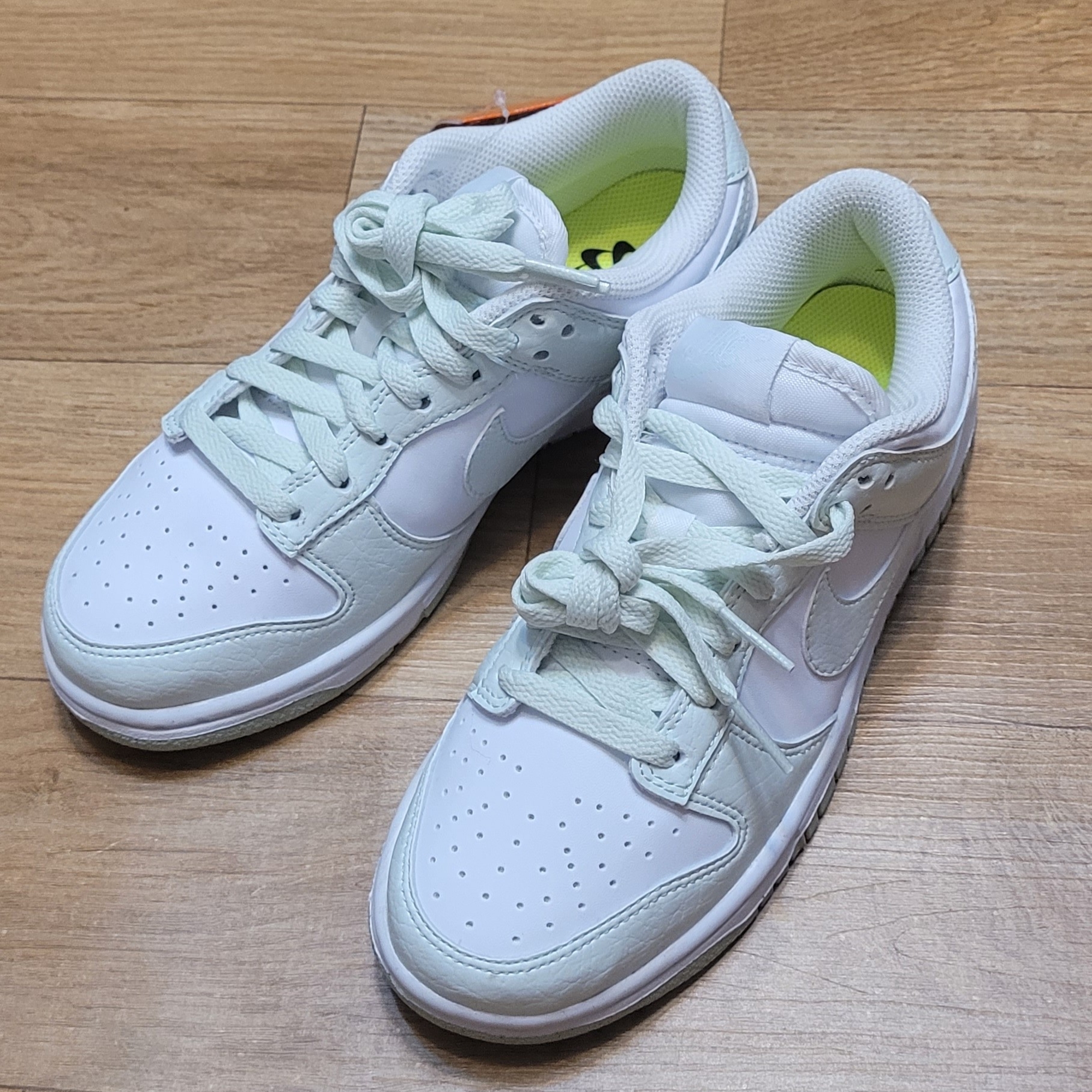 (W) Nike Dunk Low Next Nature Barely Green and White 착용 스타일 - 1